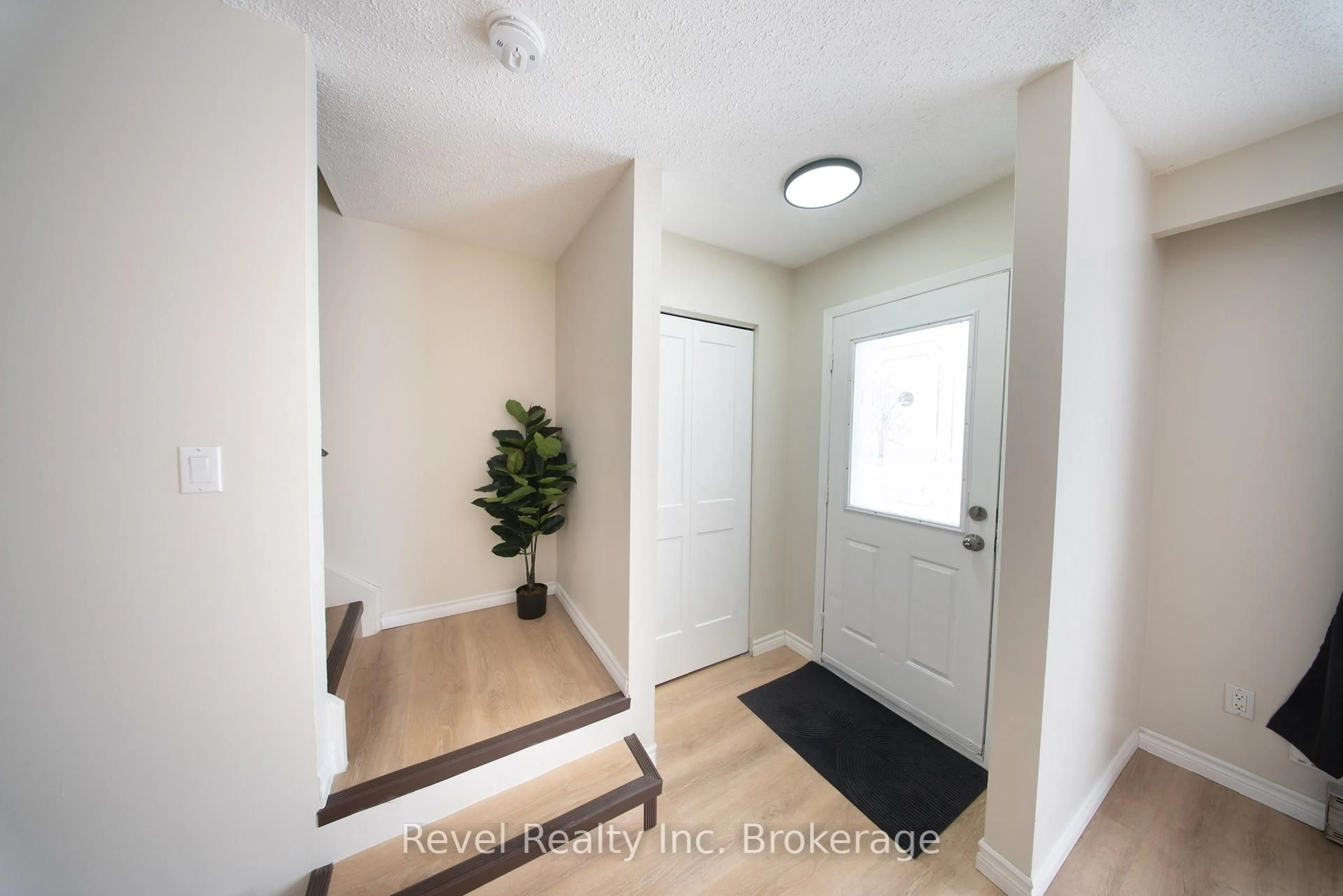 Indoor entryway for 1728 Mckeown Ave, North Bay Ontario P1B 7N3