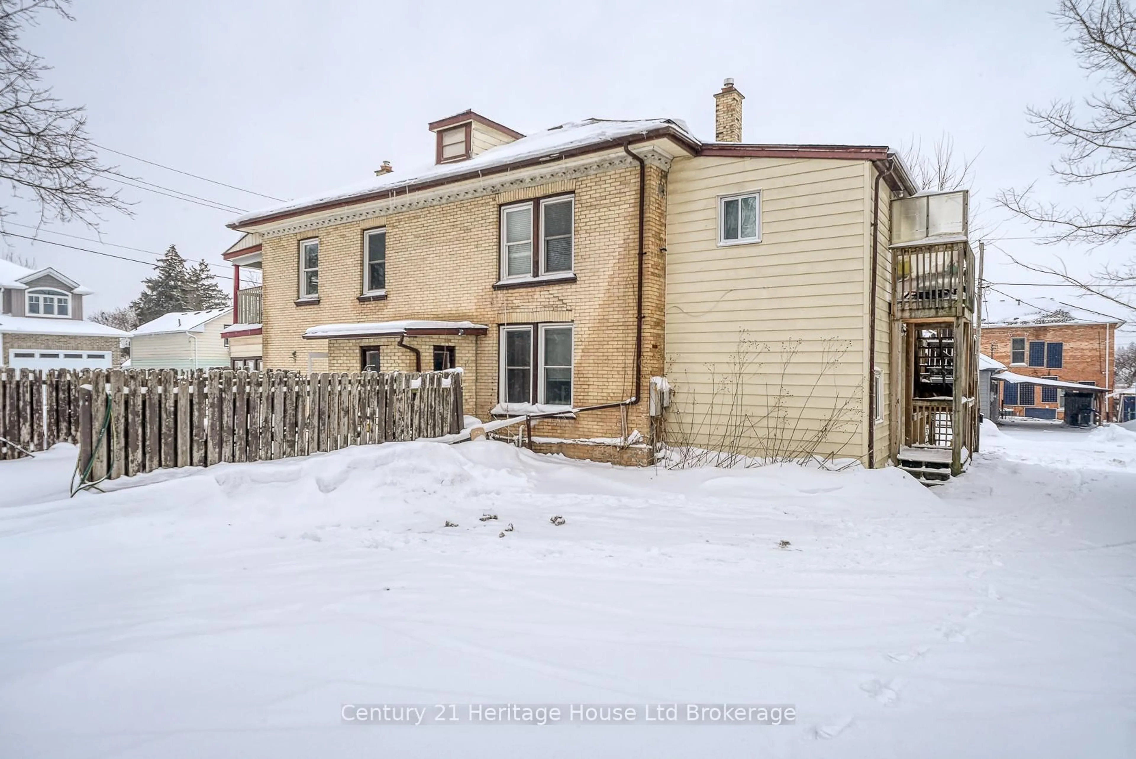 A pic from outside/outdoor area/front of a property/back of a property/a pic from drone, street for 119 Carroll St, Ingersoll Ontario N5C 1W3