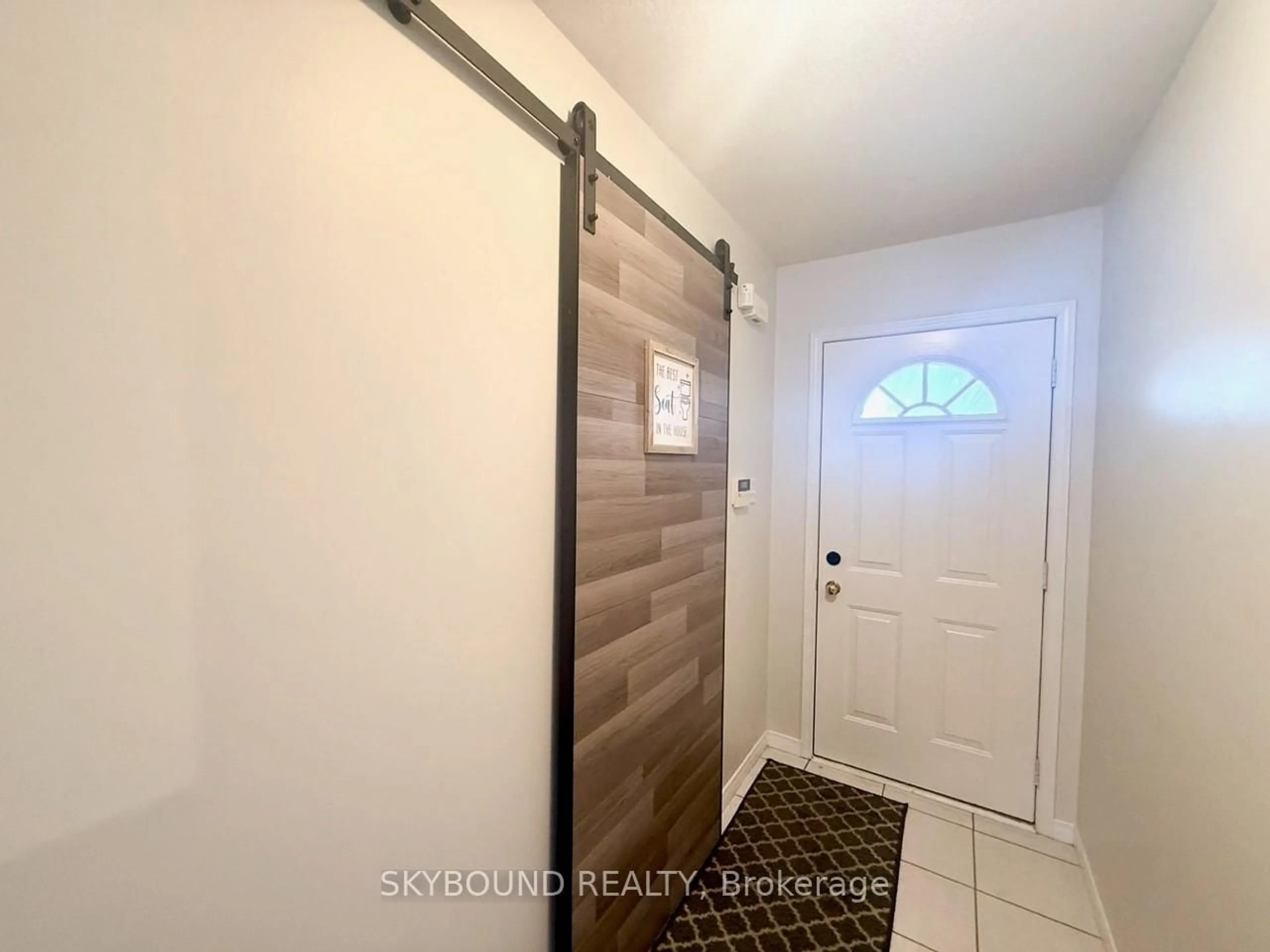 Indoor entryway for 141 Gosling Gdns, Guelph Ontario N1G 5E6