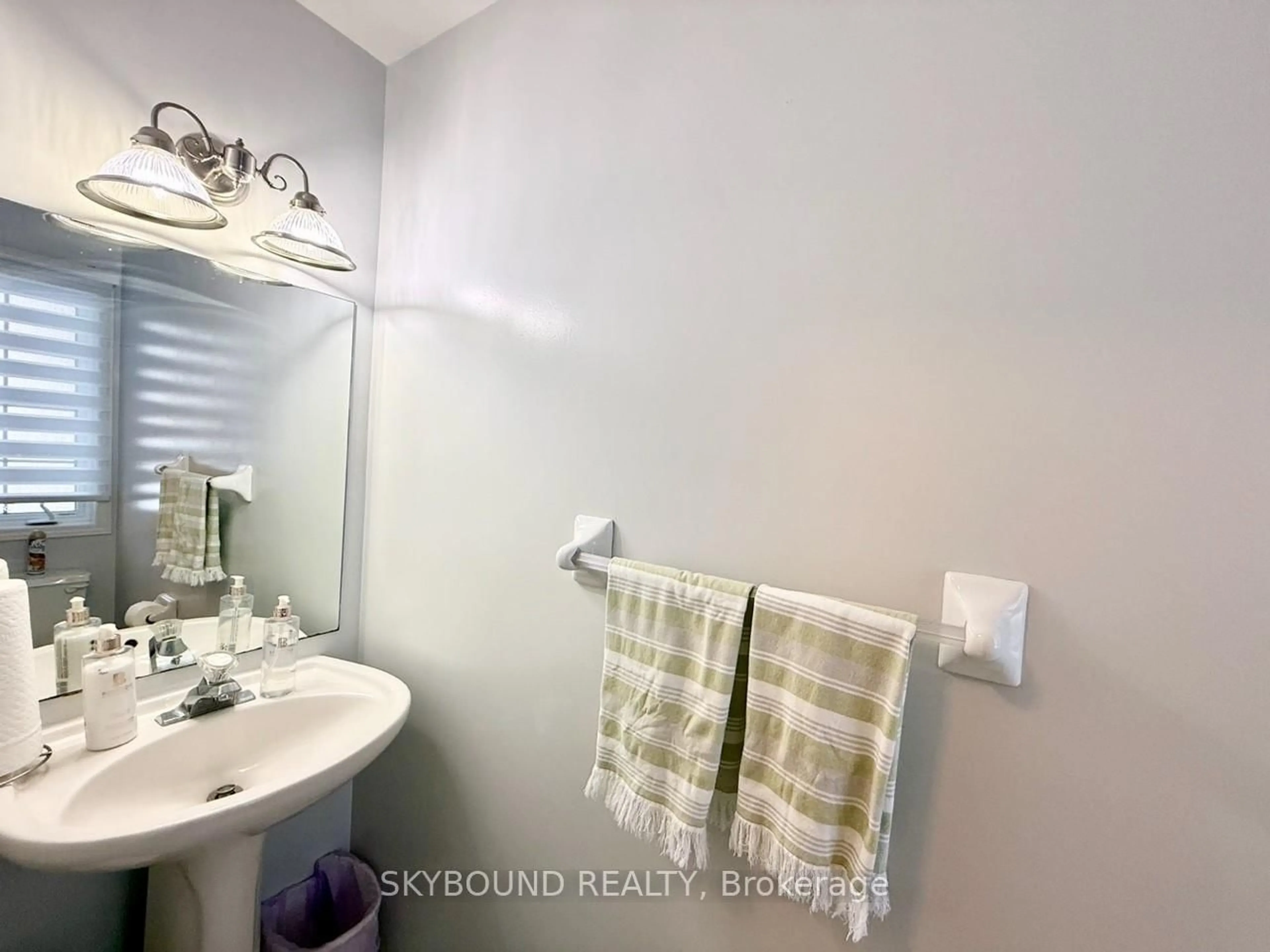 Standard bathroom, unknown for 141 Gosling Gdns, Guelph Ontario N1G 5E6