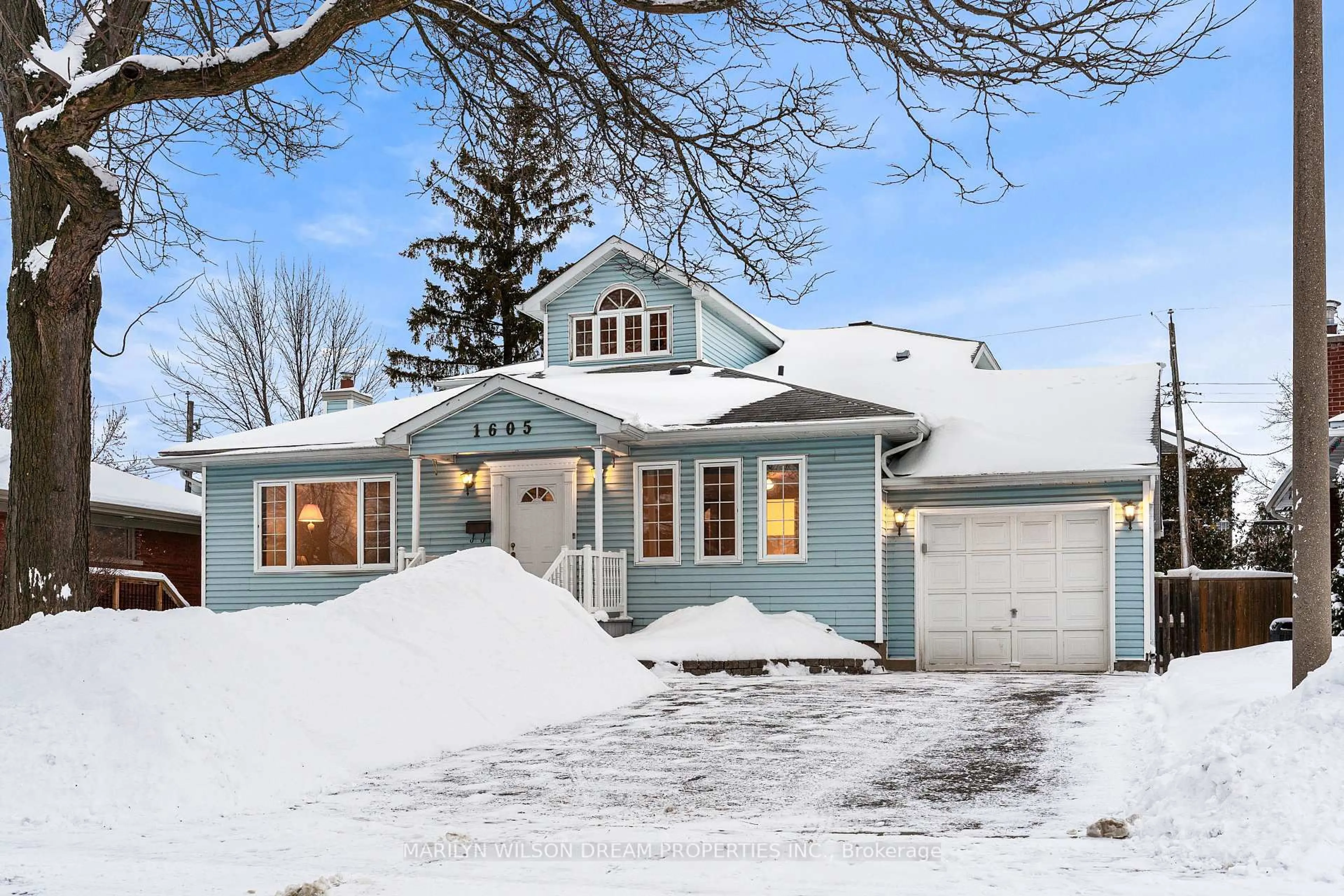 Home with vinyl exterior material, street for 1605 Dixie St, Ottawa Ontario K1G 0P2