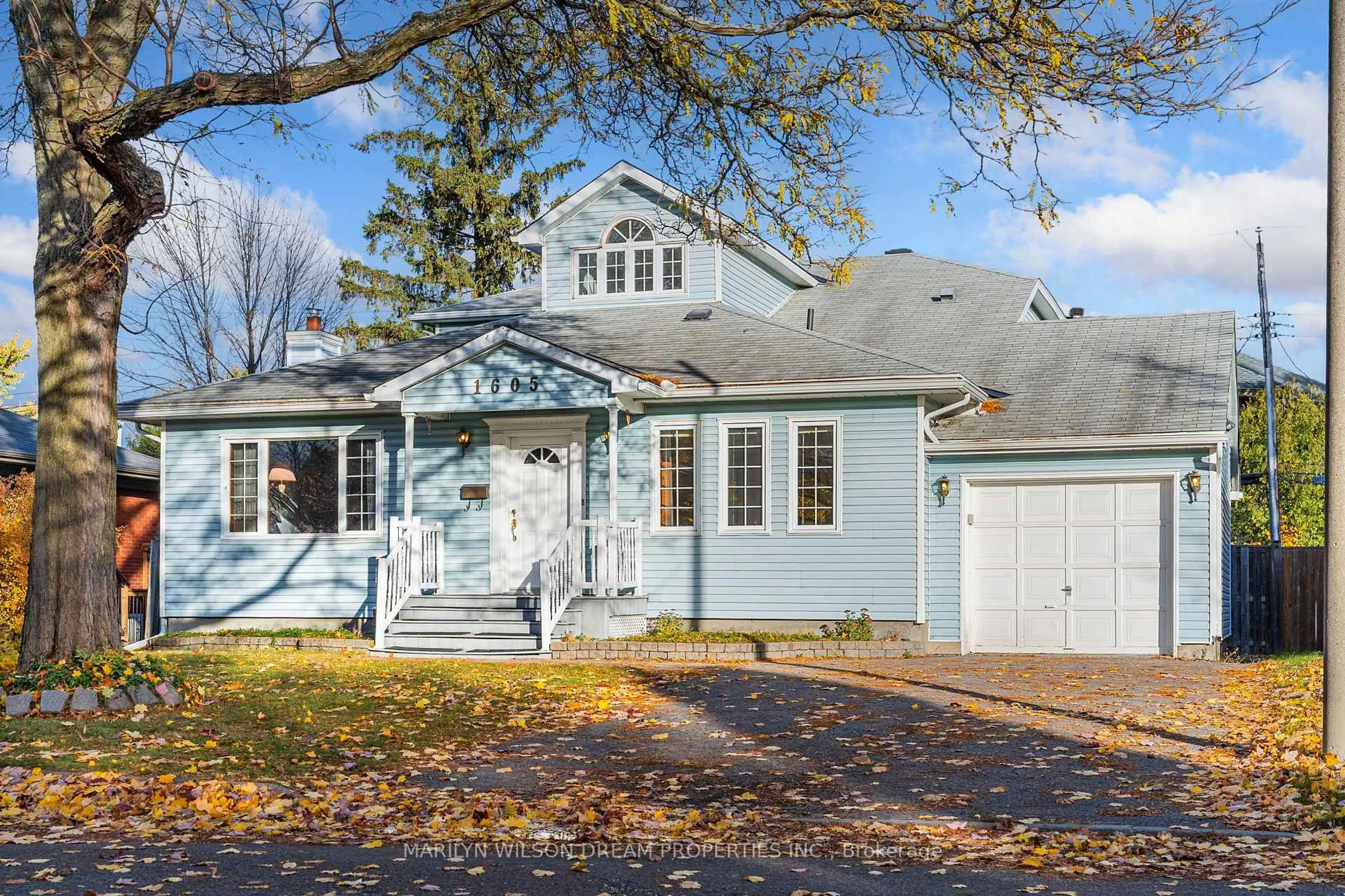 Home with vinyl exterior material, street for 1605 Dixie St, Ottawa Ontario K1G 0P2