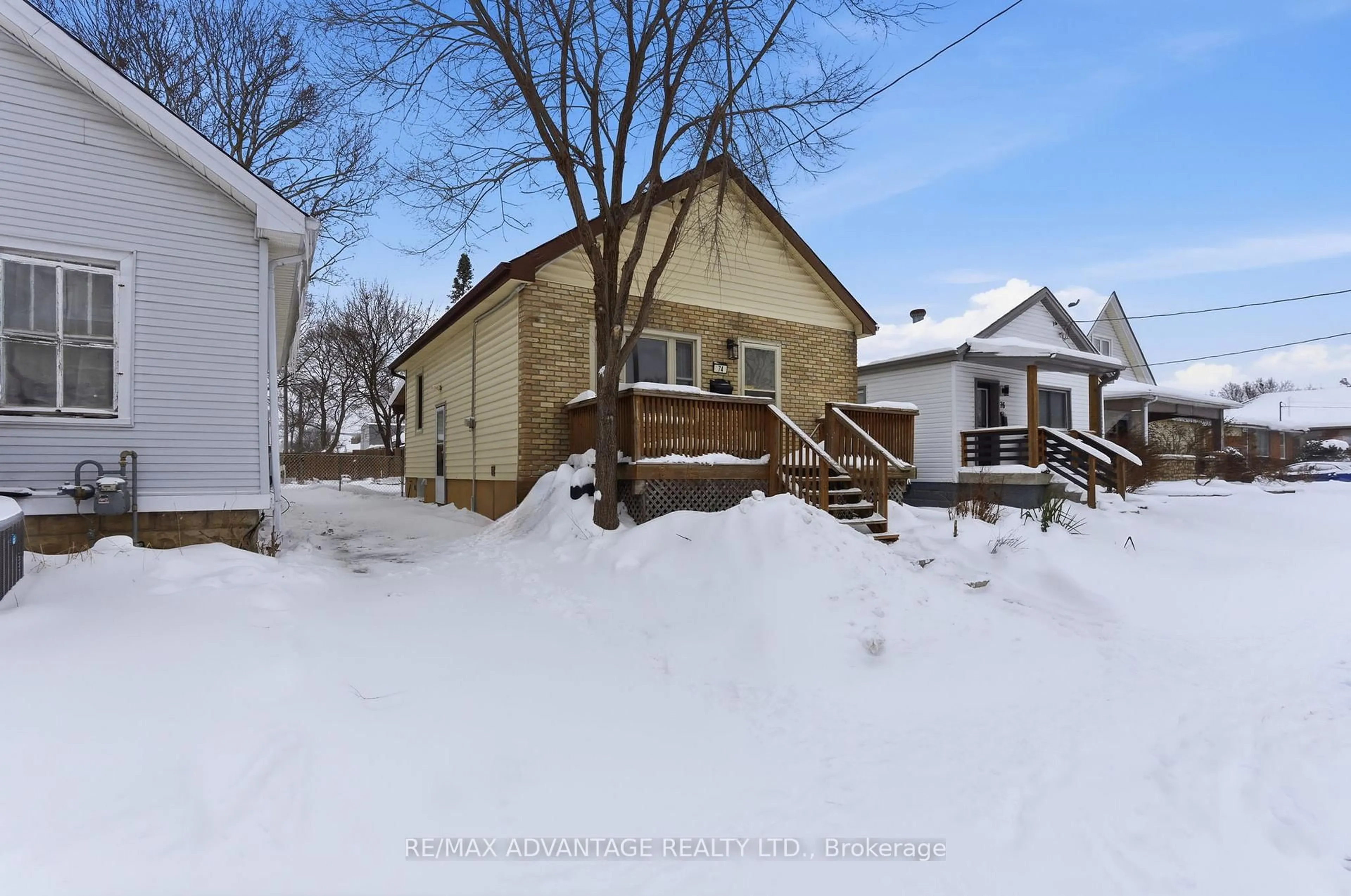 A pic from outside/outdoor area/front of a property/back of a property/a pic from drone, street for 74 Homan St, London East Ontario N5Z 1A8