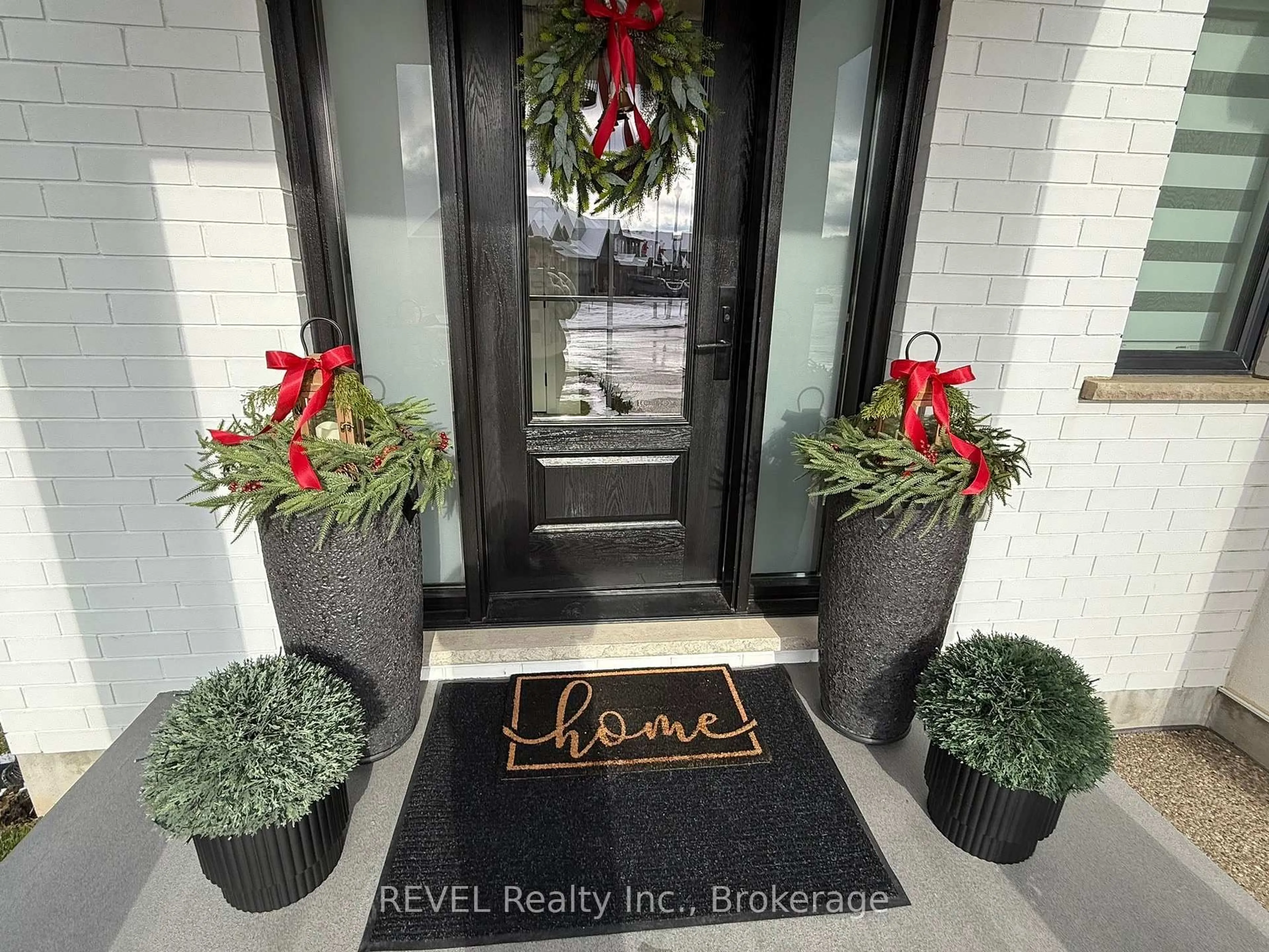 Indoor entryway for 55 Swan Ave, Pelham Ontario L0S 1E6