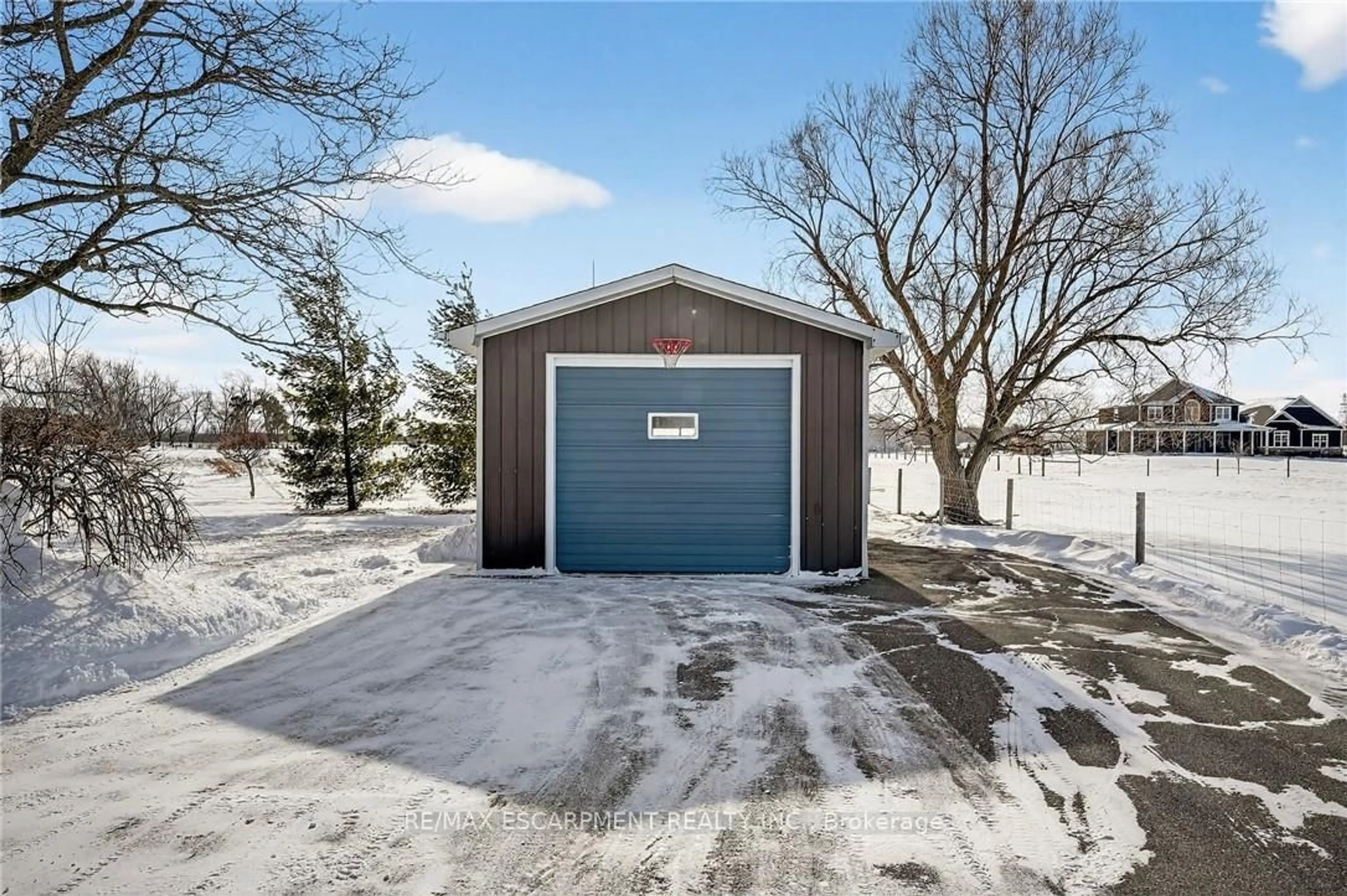Indoor garage for 6140 Sixteen Rd, West Lincoln Ontario L0R 2A0