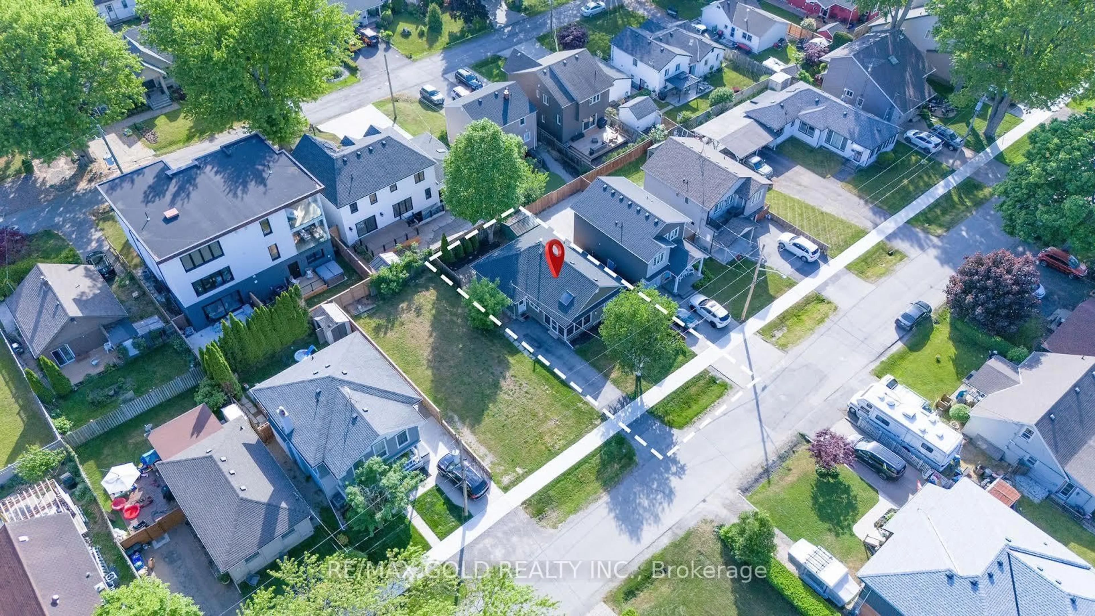 A pic from outside/outdoor area/front of a property/back of a property/a pic from drone, street for 15 Shelley Ave, St. Catharines Ontario L2N 5L4