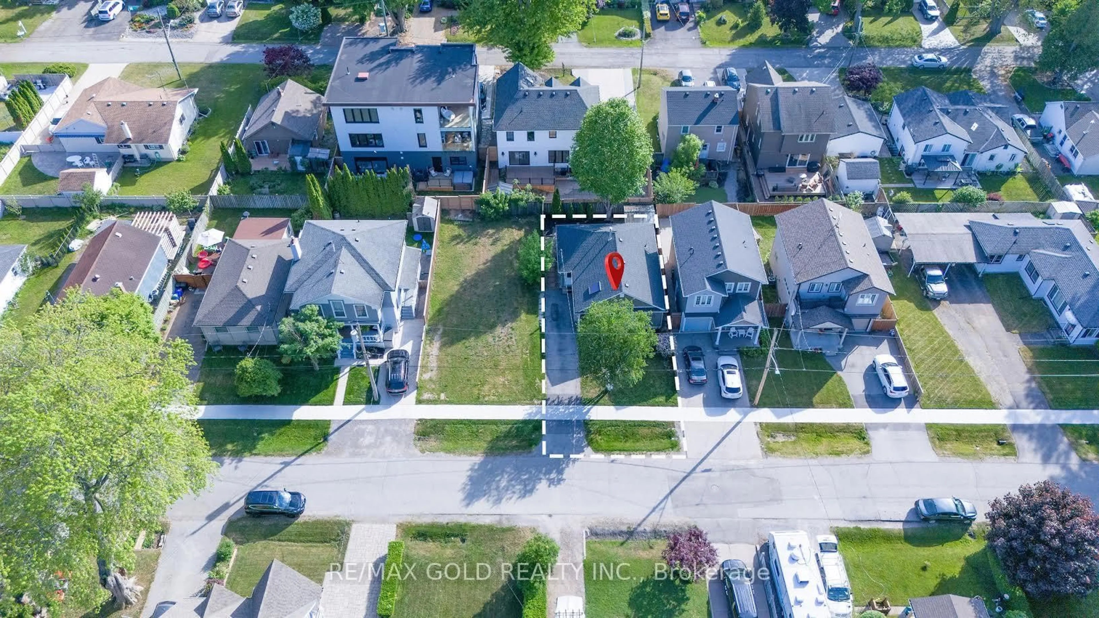 A pic from outside/outdoor area/front of a property/back of a property/a pic from drone, street for 15 Shelley Ave, St. Catharines Ontario L2N 5L4