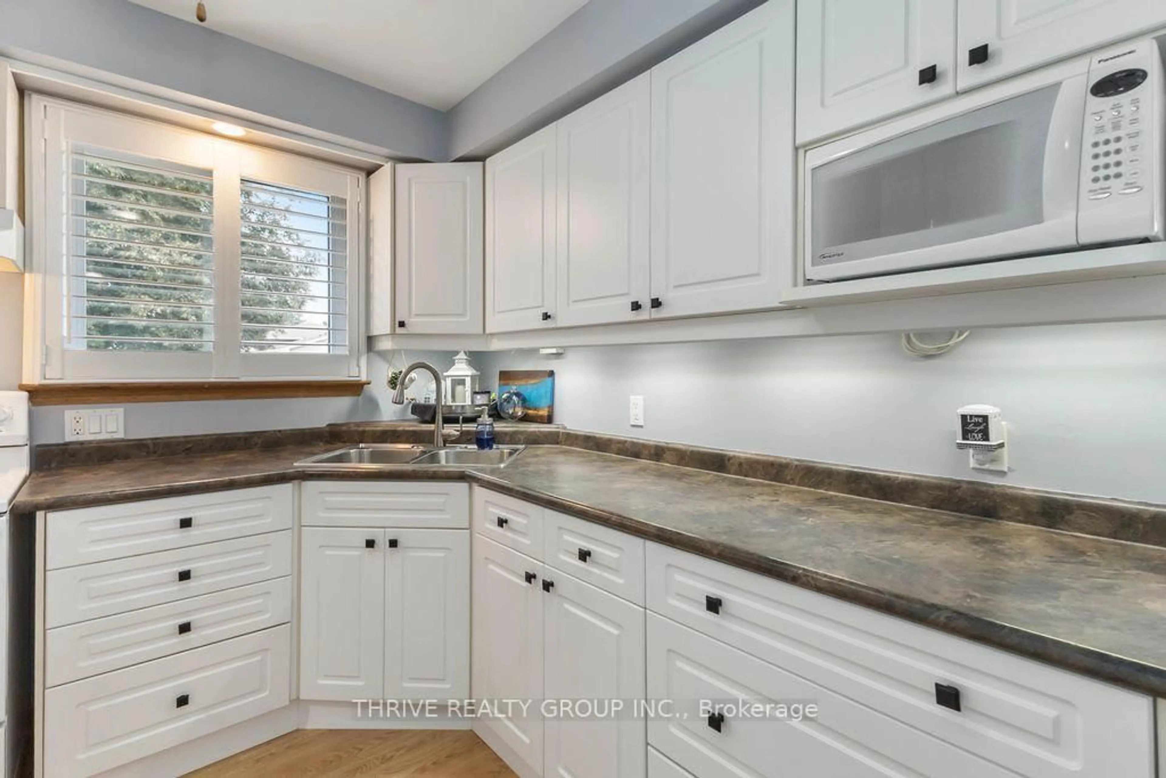 Standard kitchen, ceramic/tile floor for 35 Surrey Cres, London South Ontario N6E 1T7