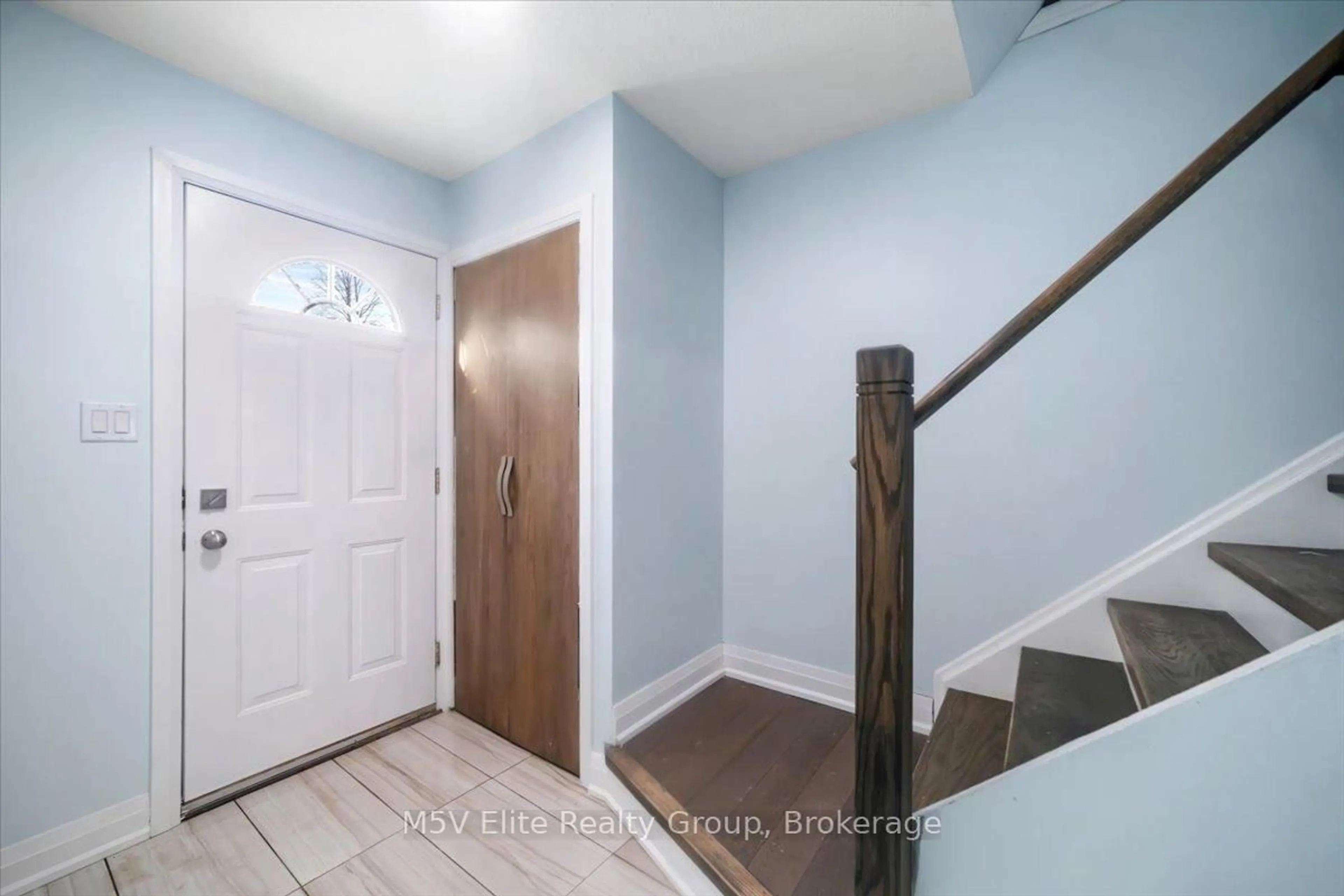 Indoor entryway for 134 Breckenridge Dr, Kitchener Ontario N2B 2N9