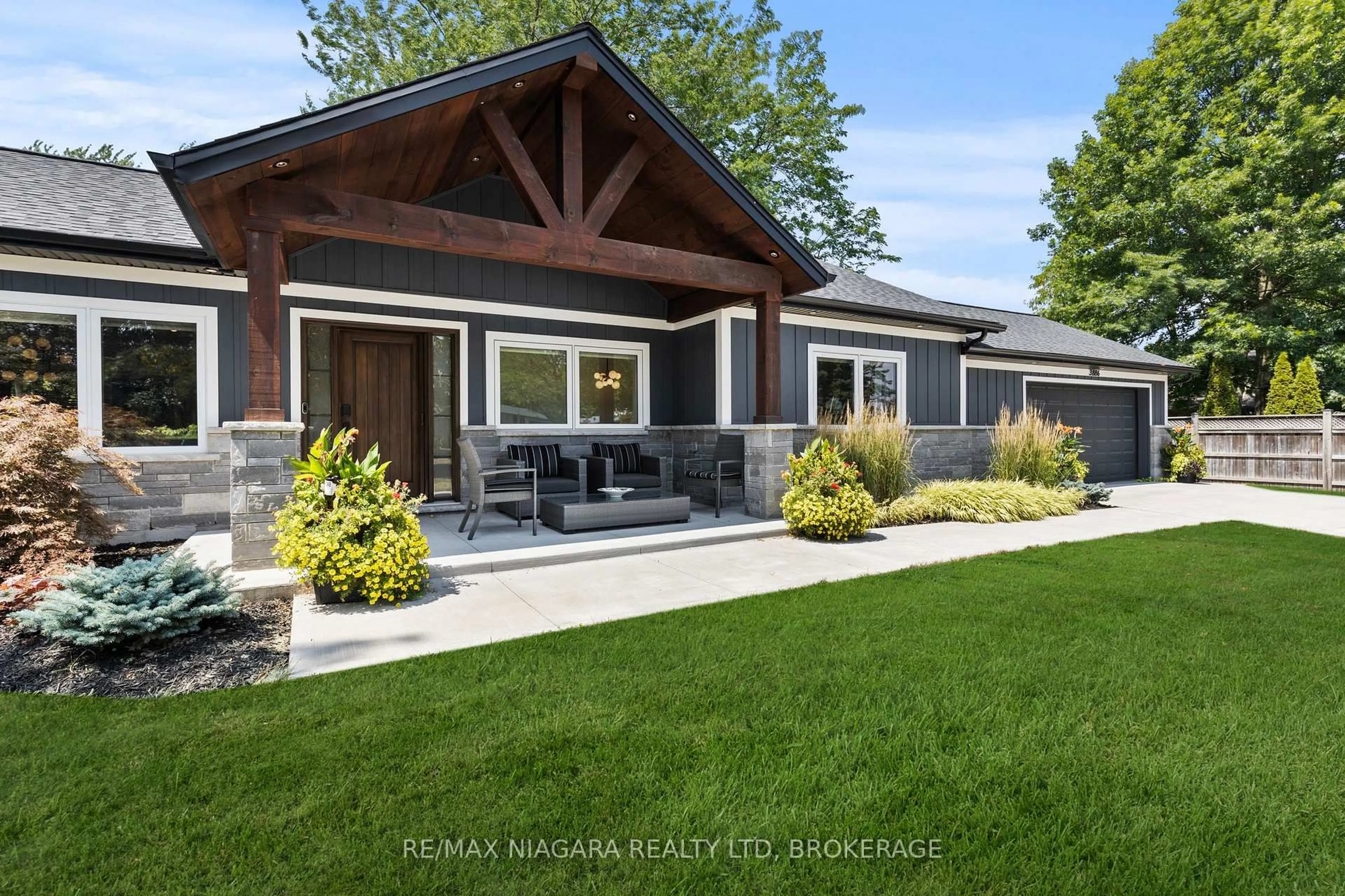 Home with vinyl exterior material, mountain view for 3886 GLENVIEW Dr, Lincoln Ontario L0R 1C0