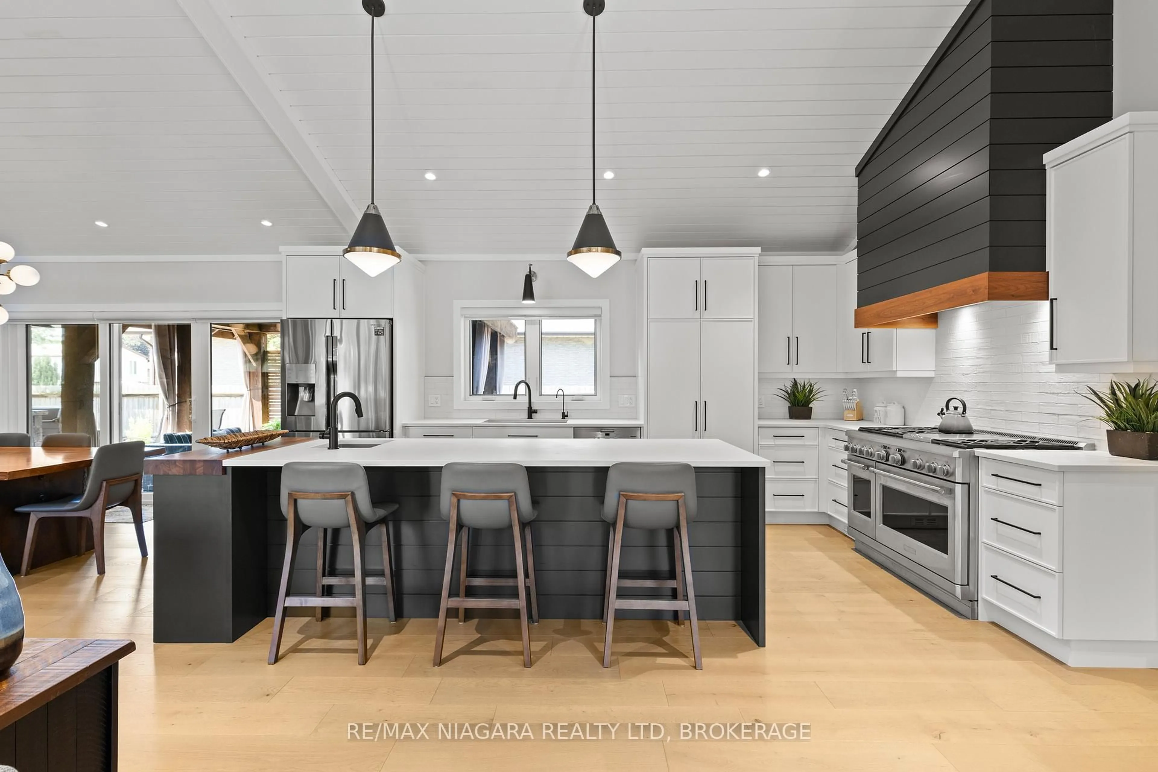 Contemporary kitchen, unknown for 3886 GLENVIEW Dr, Lincoln Ontario L0R 1C0