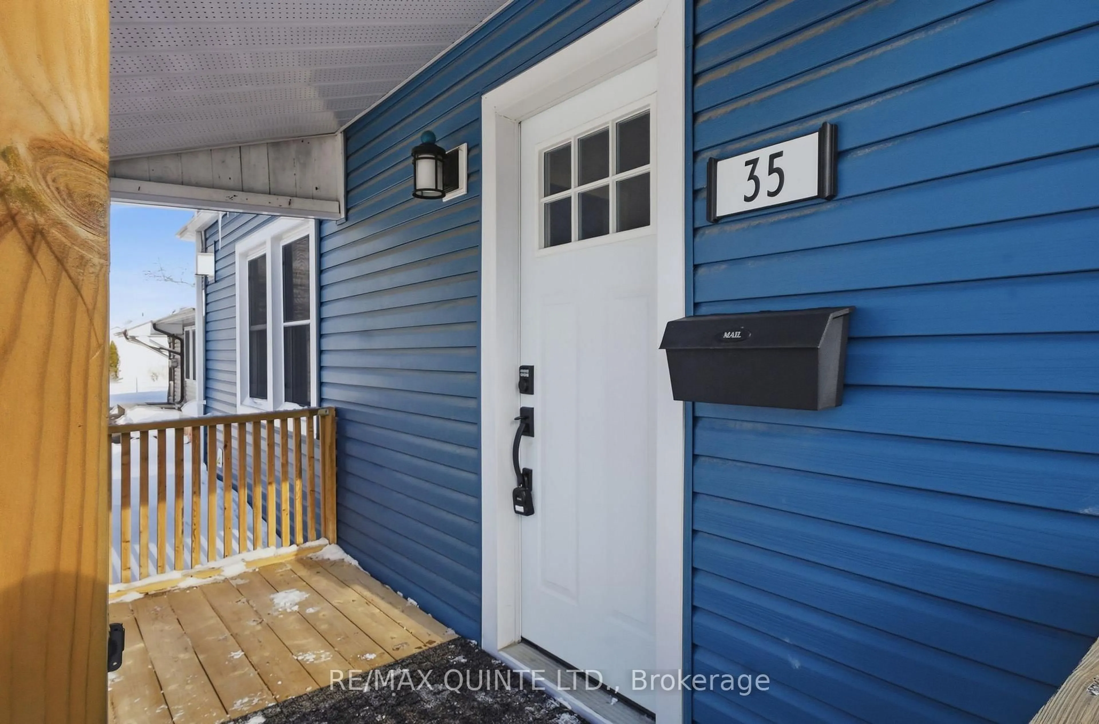 Indoor entryway for 35 Kerr Cres, Quinte West Ontario K8V 2W2