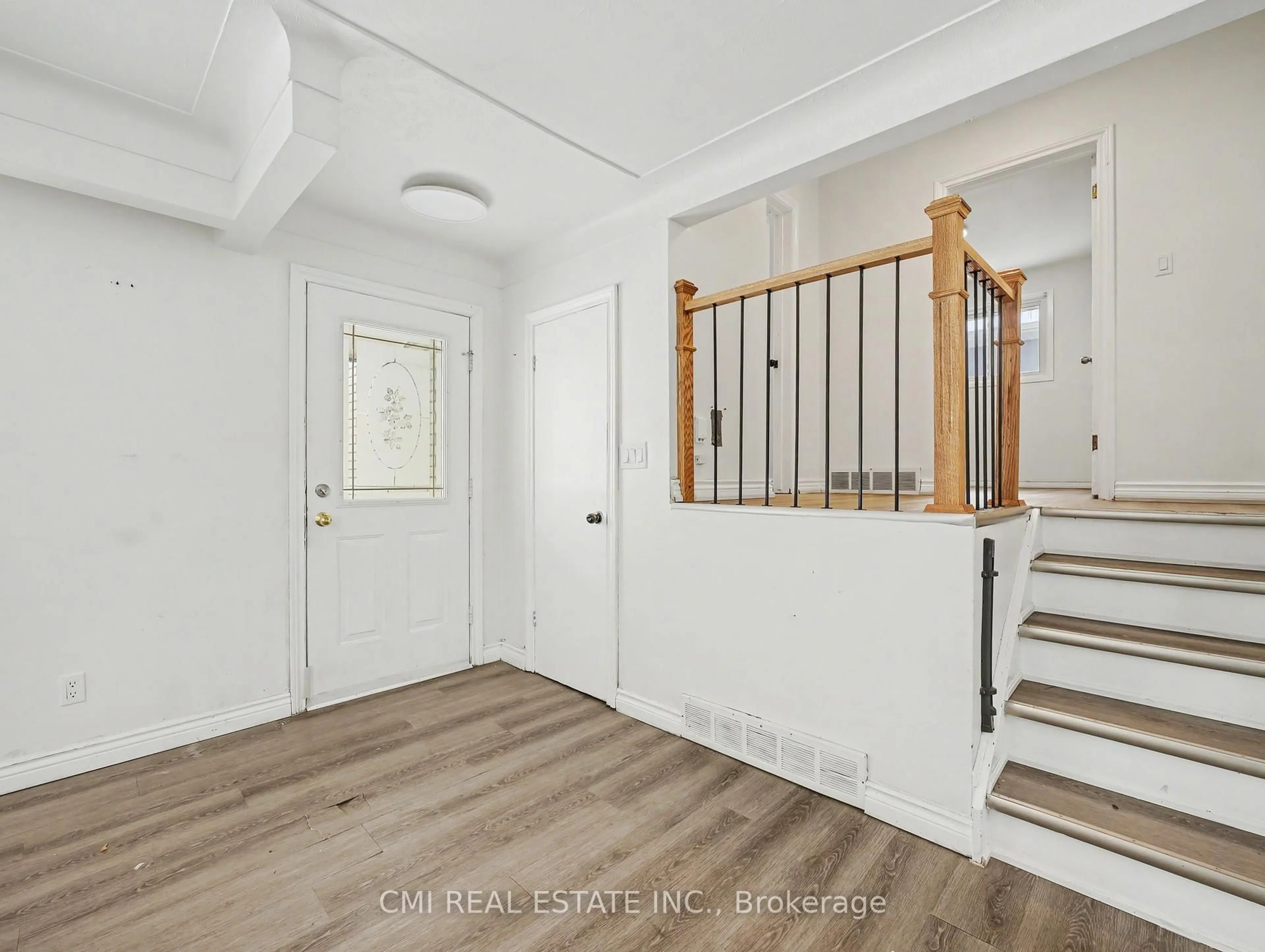 Indoor entryway for 4306 East Ave, Lincoln Ontario L3J 0N8