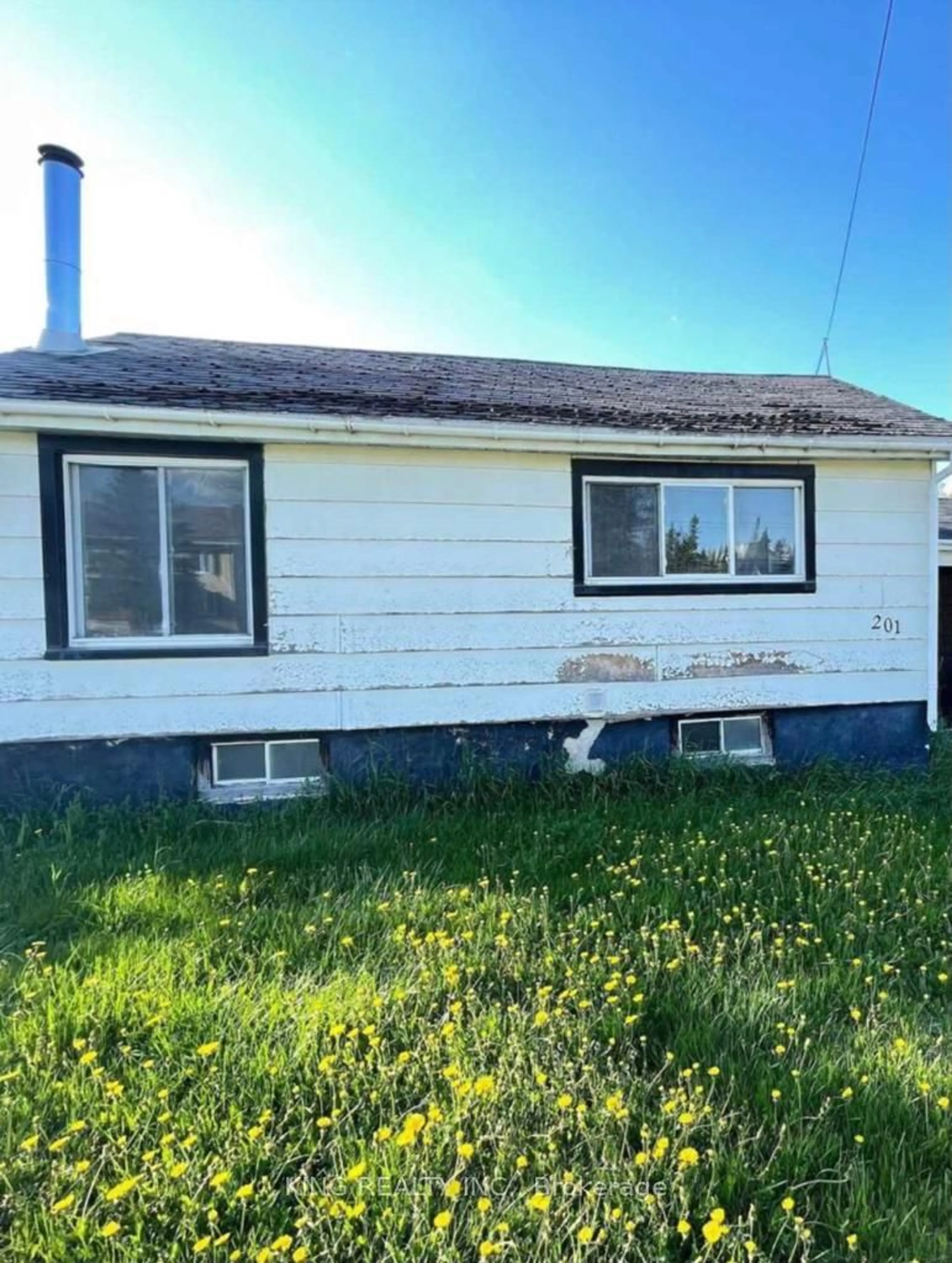 Home with vinyl exterior material, building for 201 Third Ave, Hornepayne Ontario P0M 1Z0