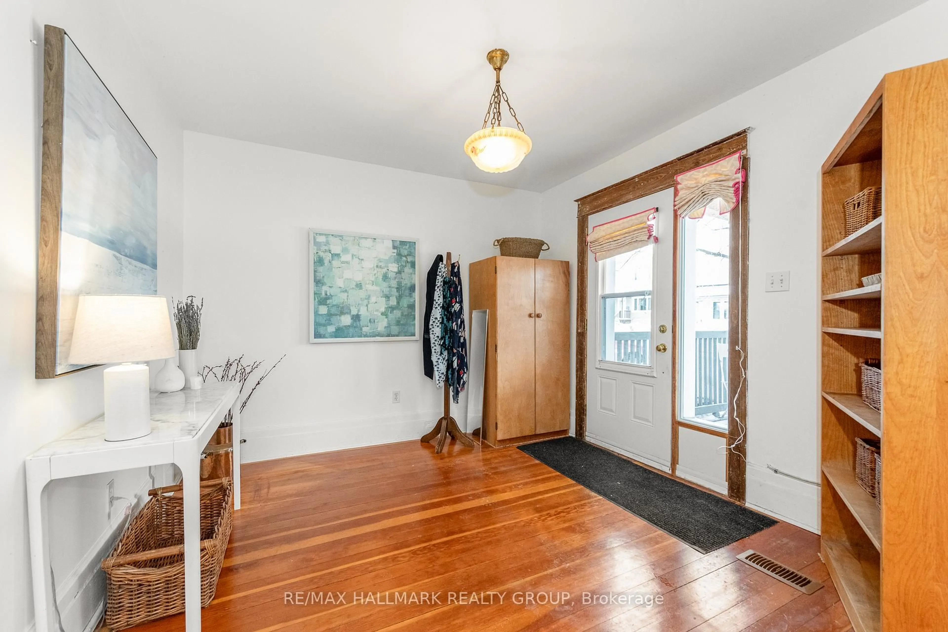 Indoor entryway for 55 Smirle Ave, Ottawa Ontario K1Y 0S2