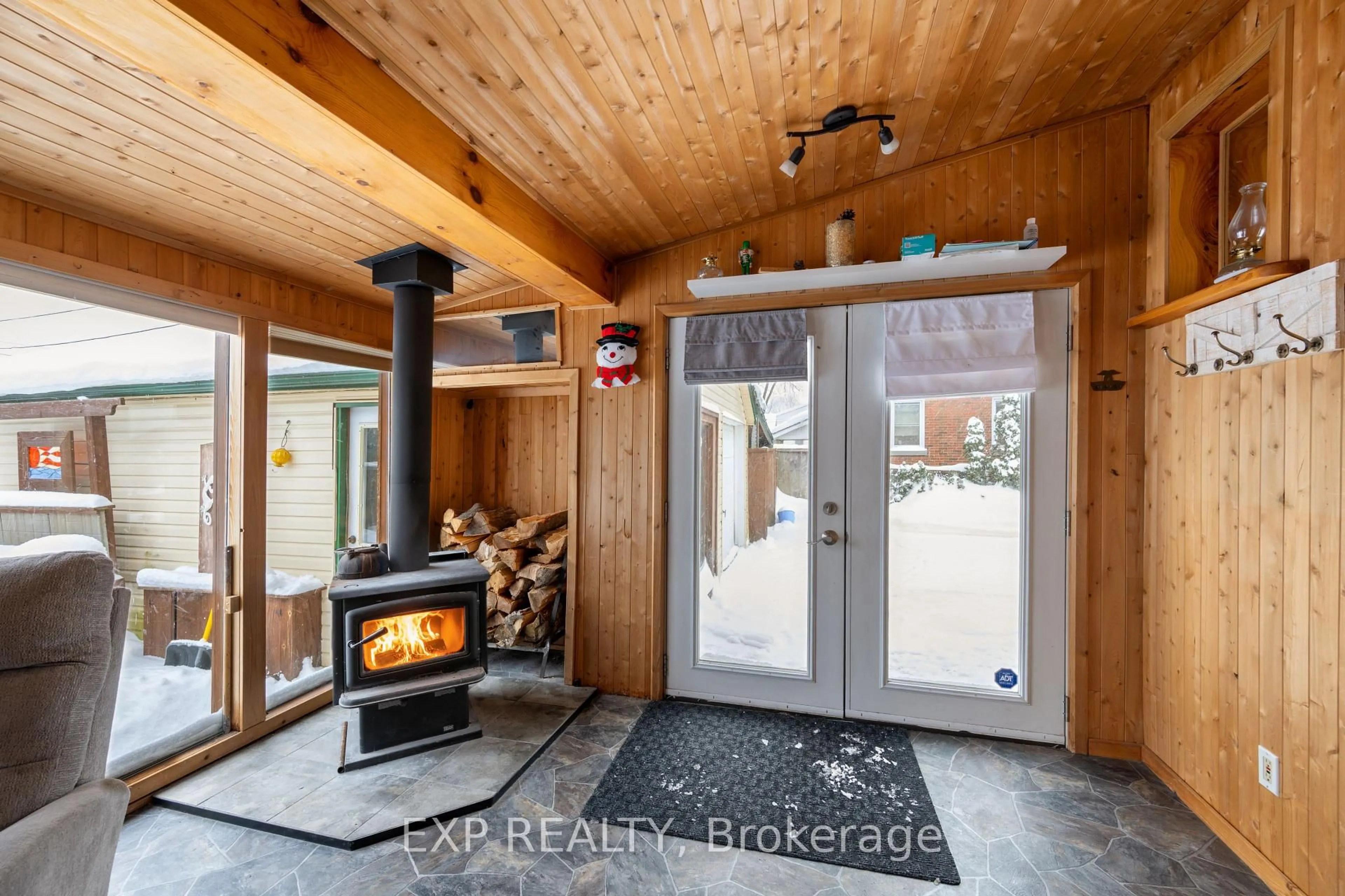 Indoor entryway for 1625 SCOTT St, London East Ontario N5W 2J4