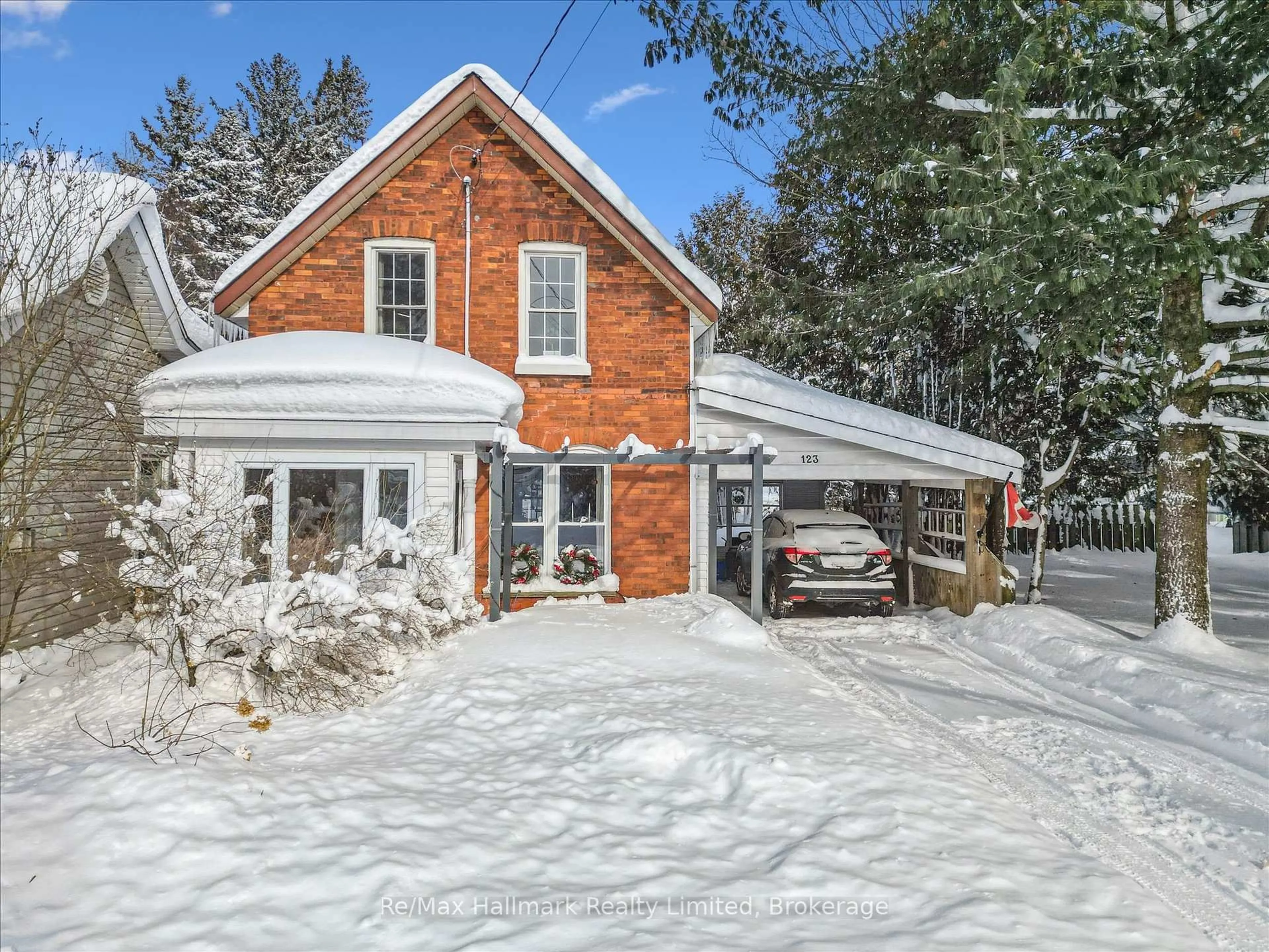 A pic from outside/outdoor area/front of a property/back of a property/a pic from drone, street for 123 James St, Bracebridge Ontario P1L 2B6