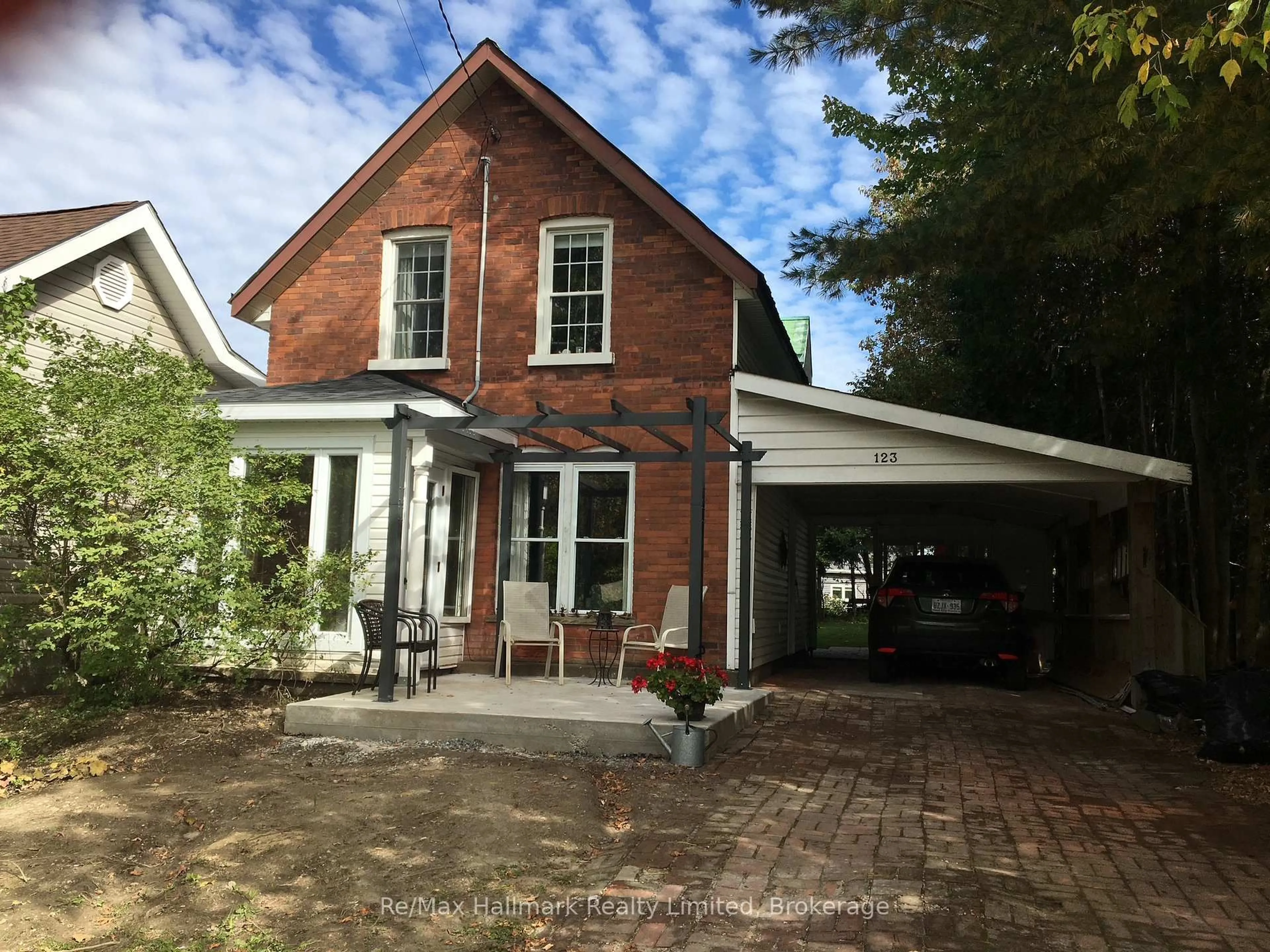 A pic from outside/outdoor area/front of a property/back of a property/a pic from drone, street for 123 James St, Bracebridge Ontario P1L 2B6