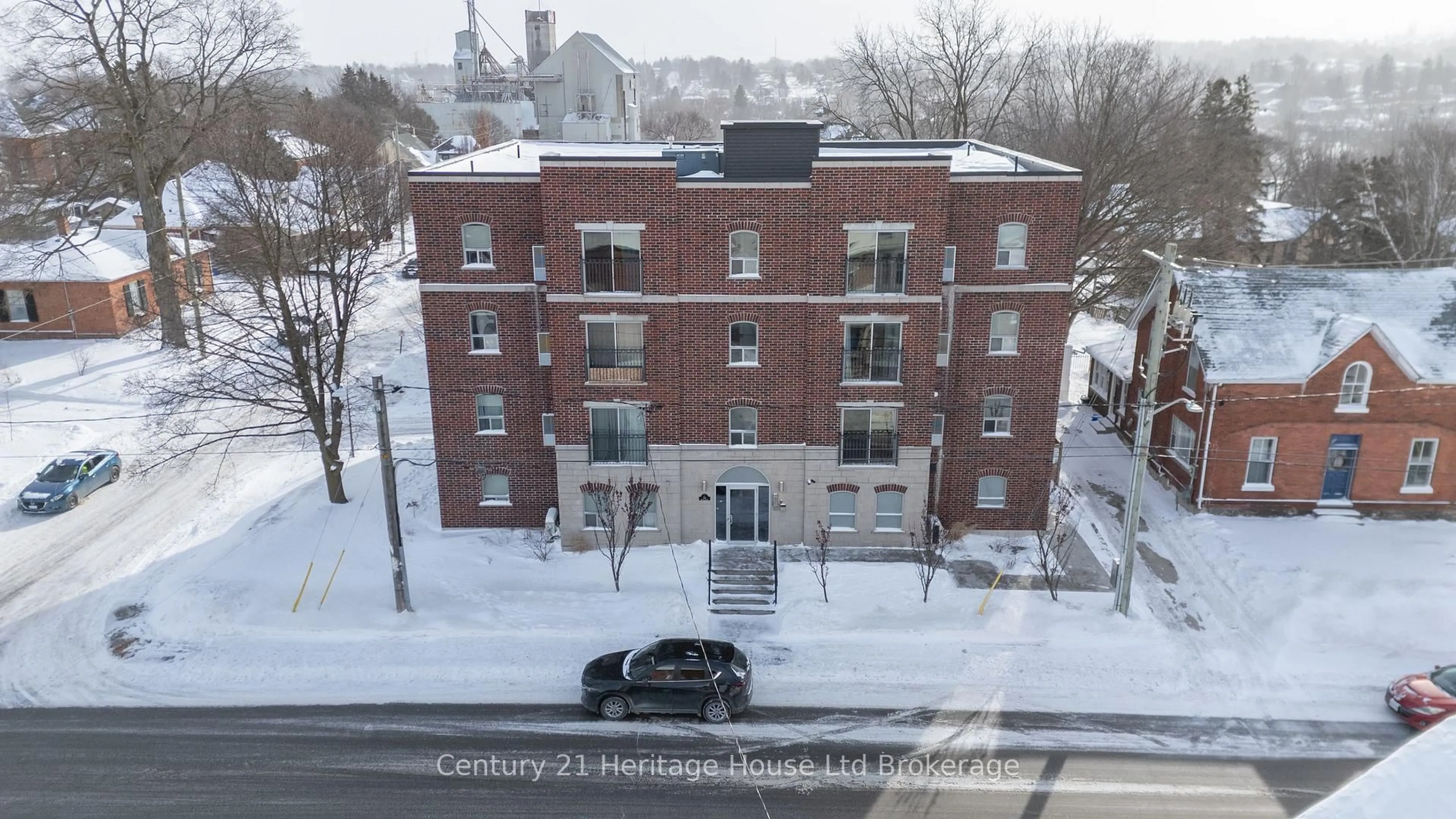 A pic from outside/outdoor area/front of a property/back of a property/a pic from drone, building for 34 Brock St #201, Woodstock Ontario N4S 3B5