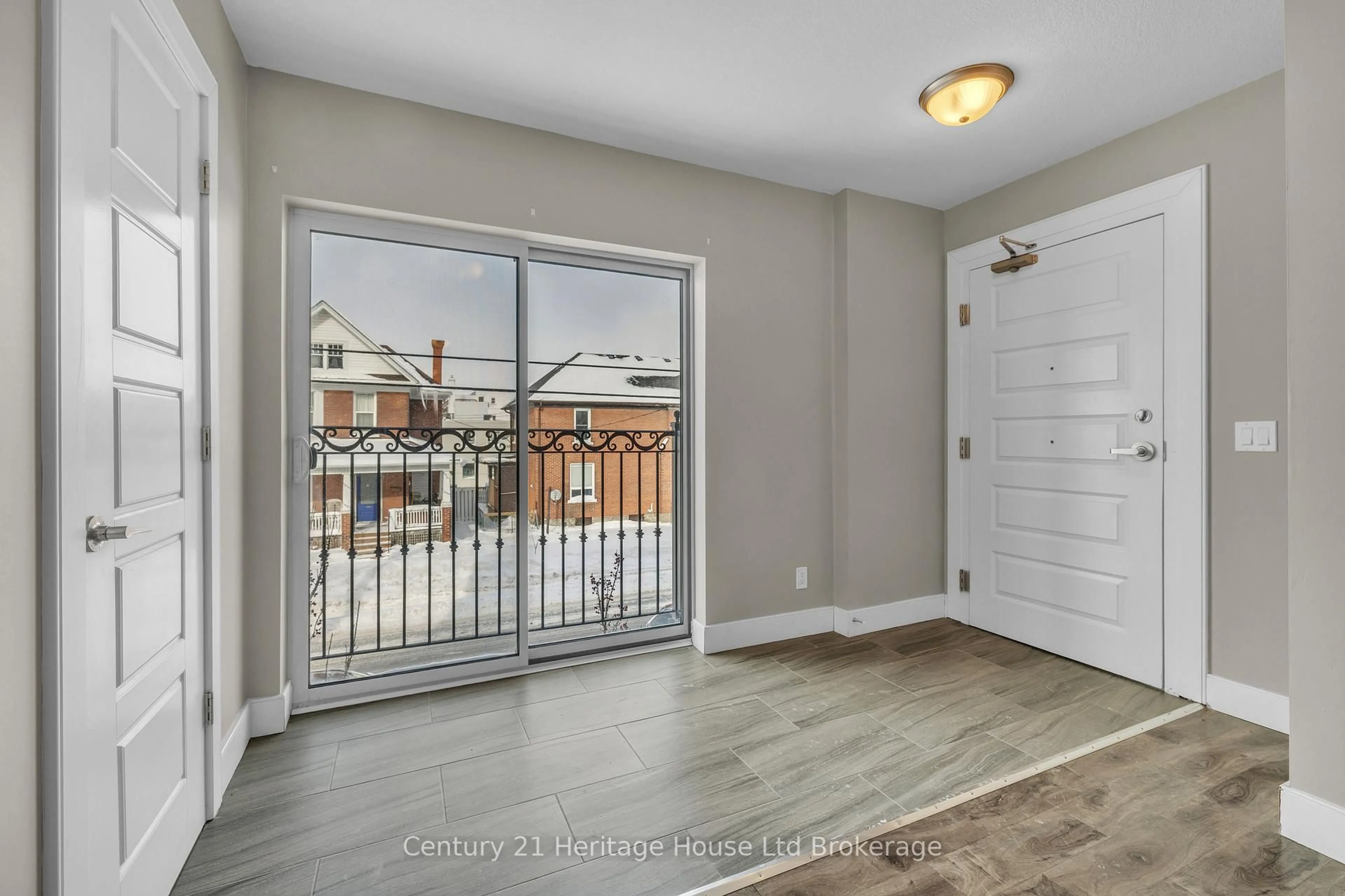 Indoor entryway for 34 Brock St #201, Woodstock Ontario N4S 3B5