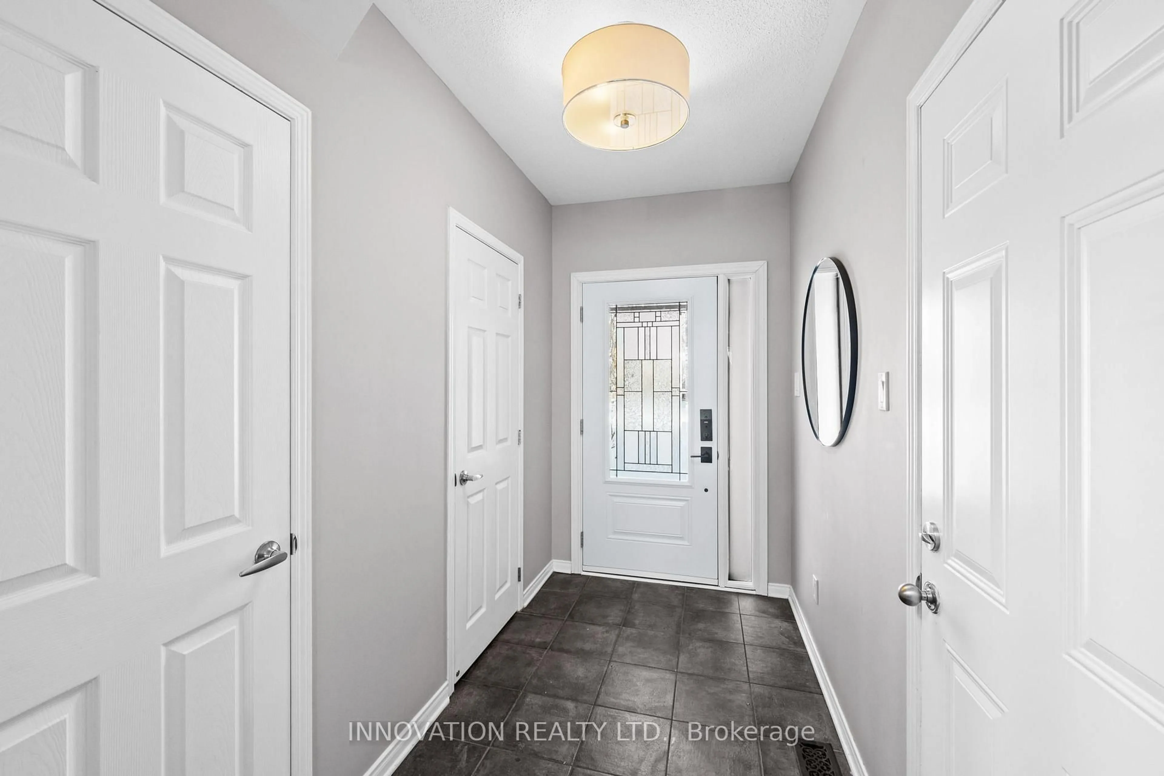 Indoor entryway for 565 Dalewood Cres, Ottawa Ontario K2S 0L3