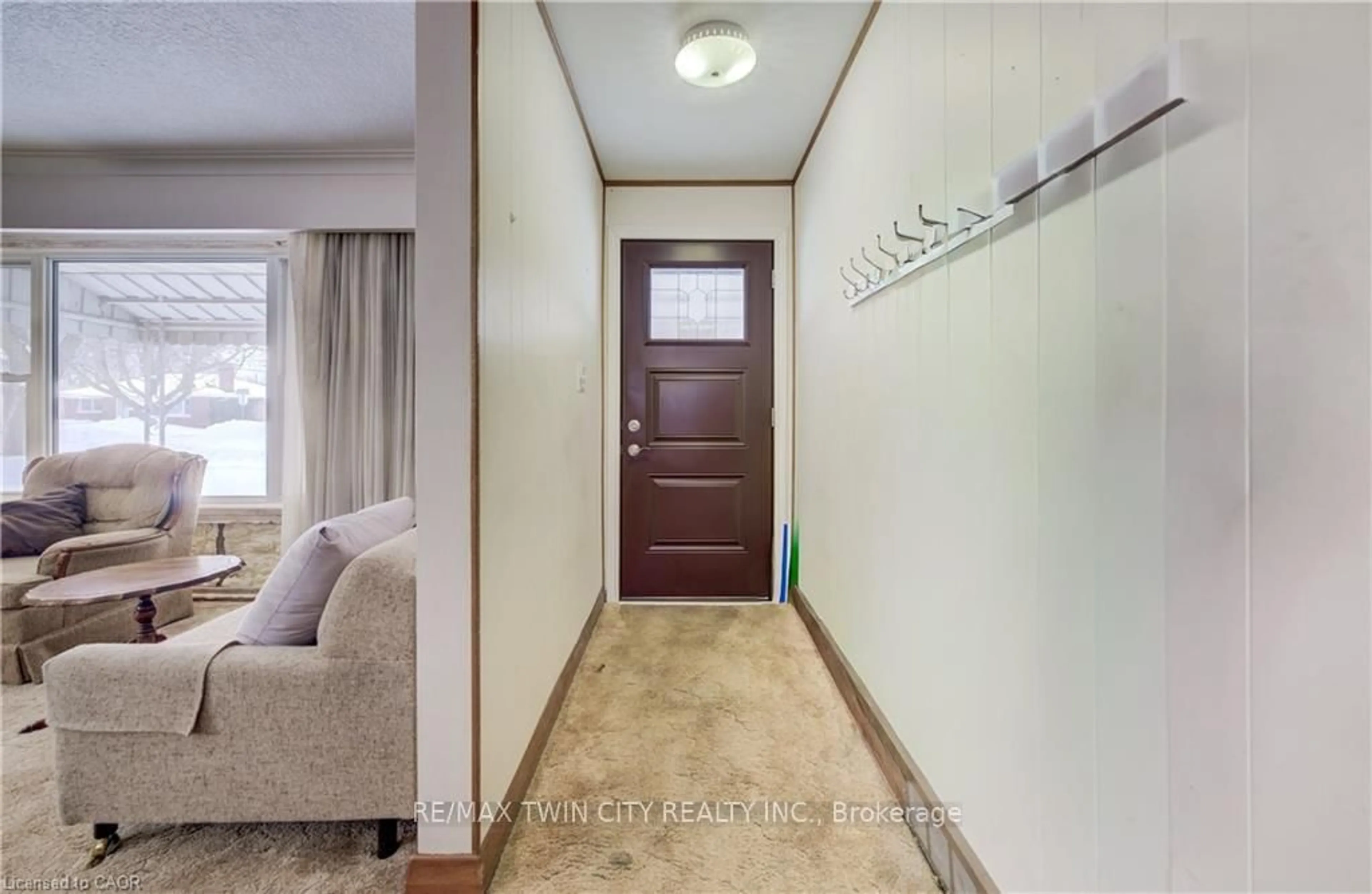 Indoor entryway for 33 ELGINFIELD Dr, Guelph Ontario N1E 4E5