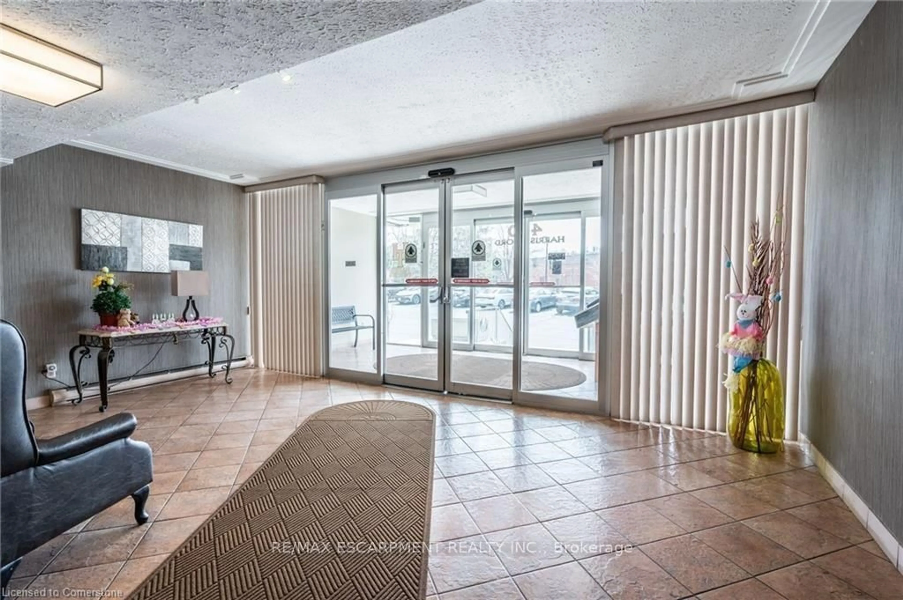 Indoor foyer for 40 Harrisford St #402, Hamilton Ontario L8K 6N1