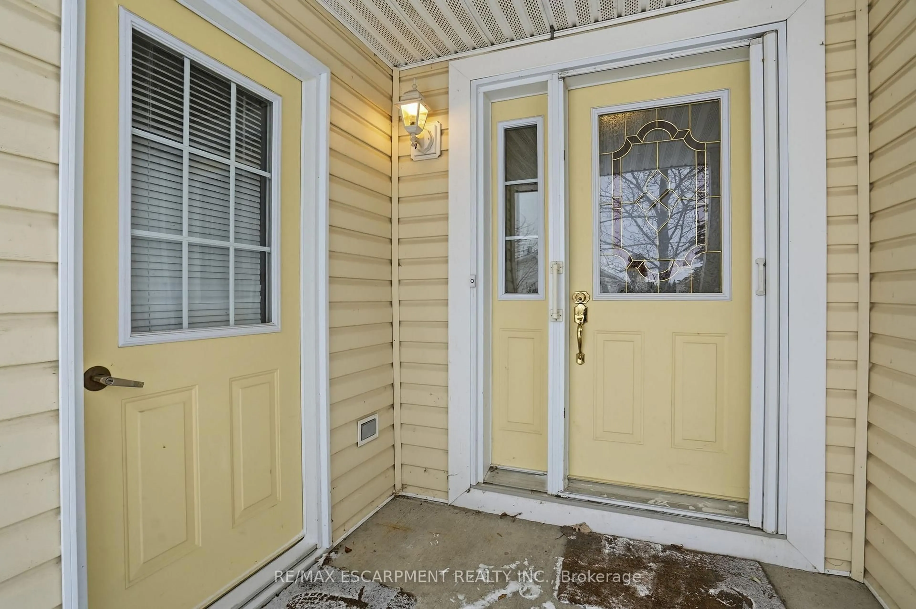 Indoor entryway for 148 Glenariff Dr, Hamilton Ontario L8B 1A5