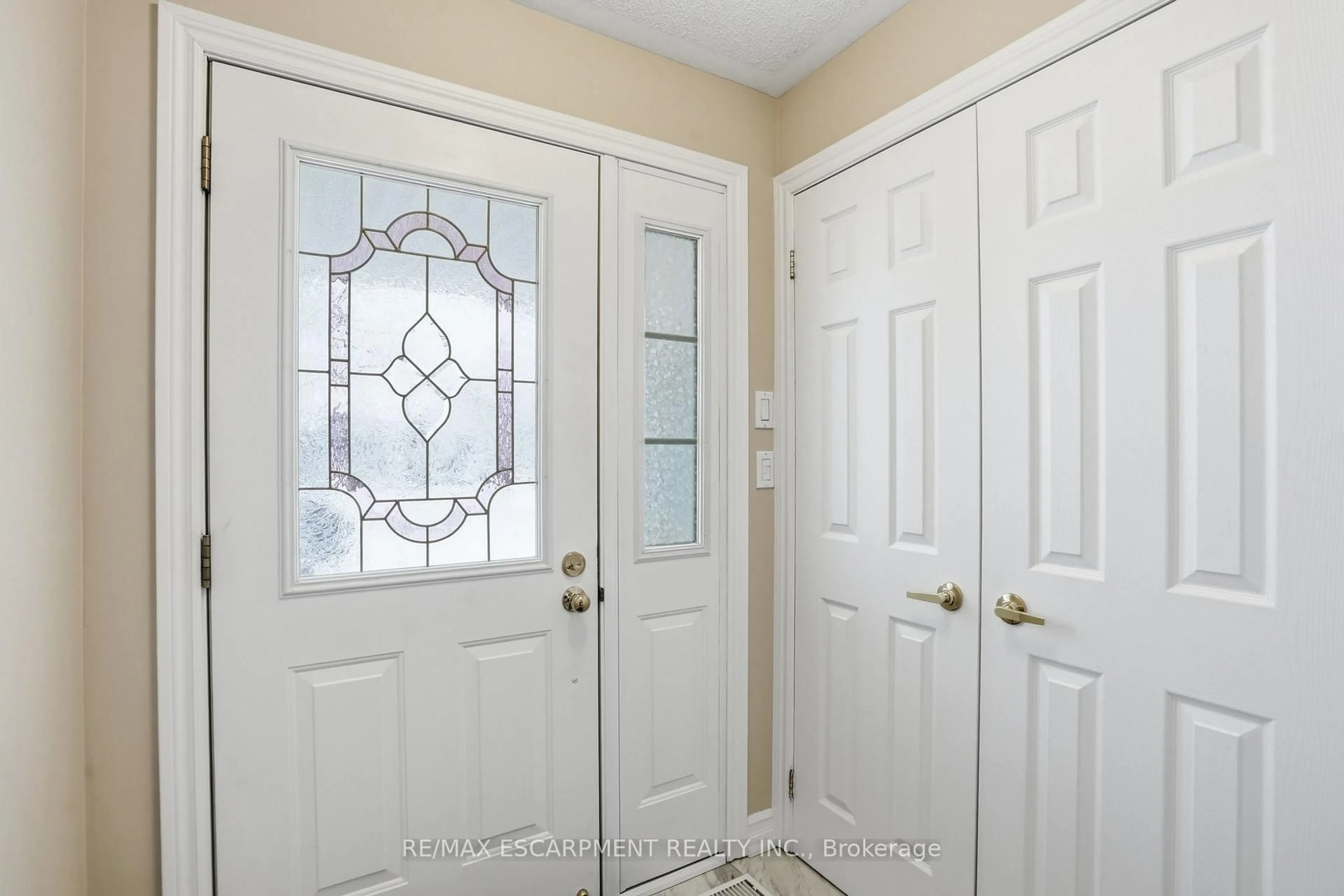 Indoor entryway for 148 Glenariff Dr, Hamilton Ontario L8B 1A5