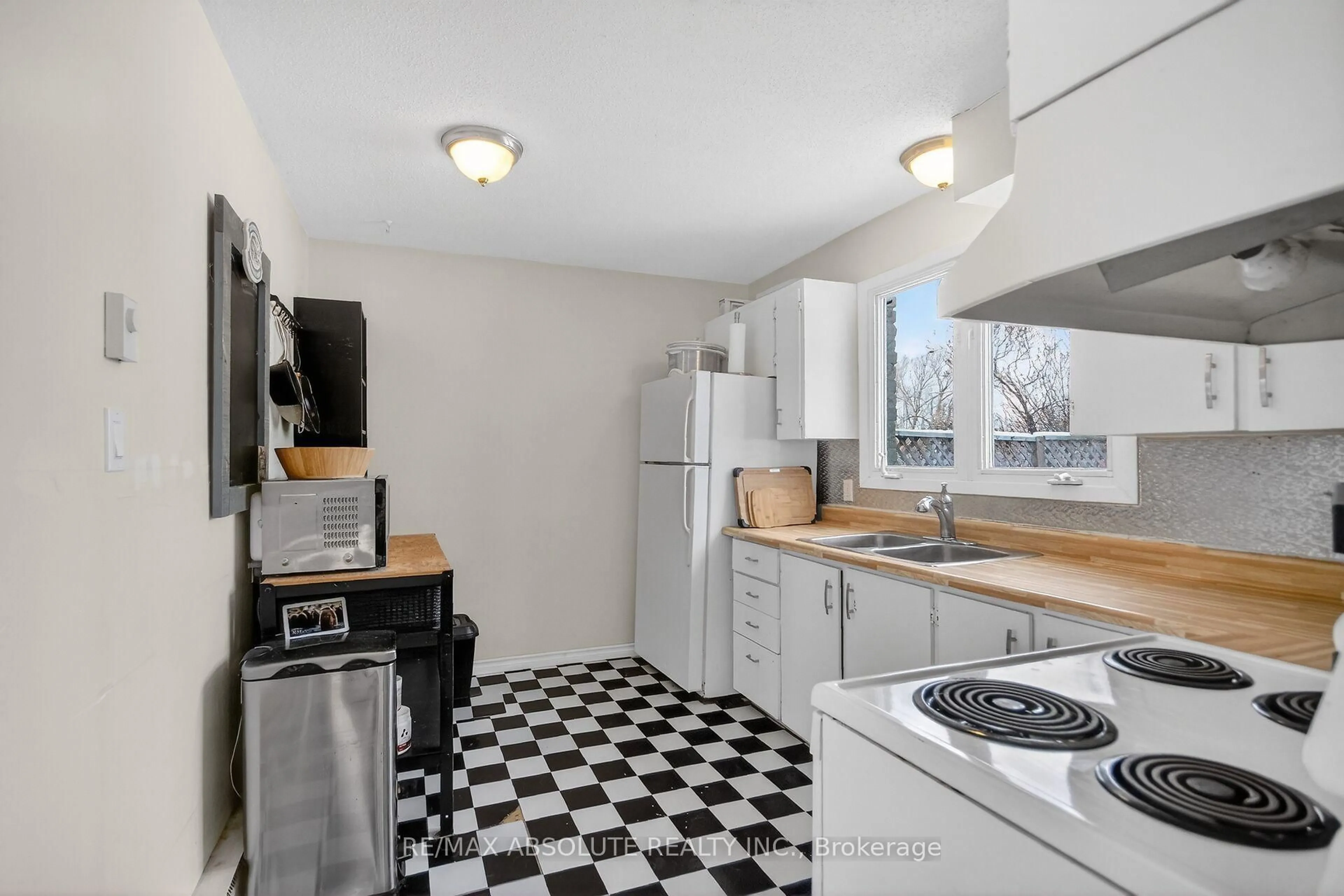 Standard kitchen, ceramic/tile floor for 68 King St #12, Richmond Ontario K0A 2Z0