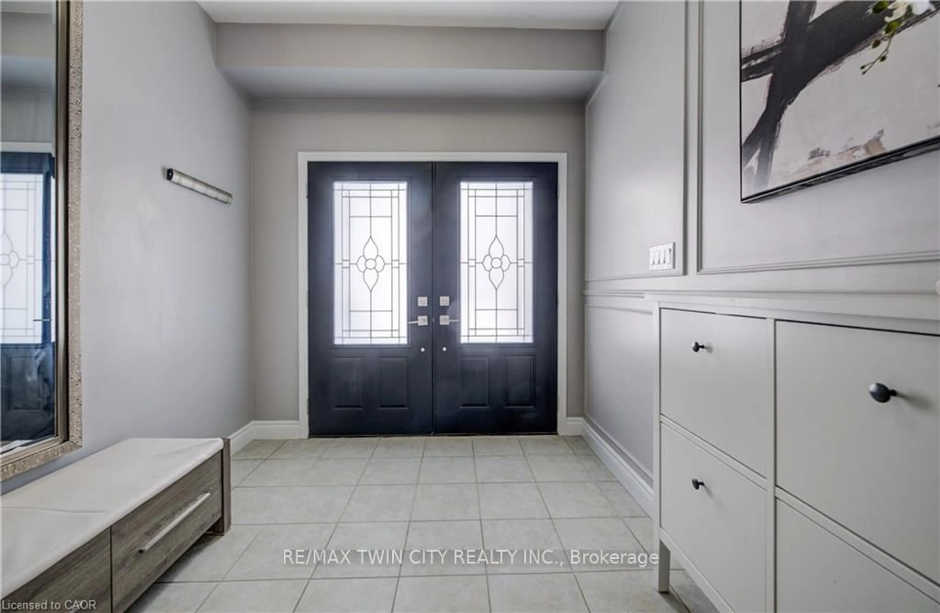 Indoor entryway for 502 WOODBINE Ave, Kitchener Ontario N2R 0A6