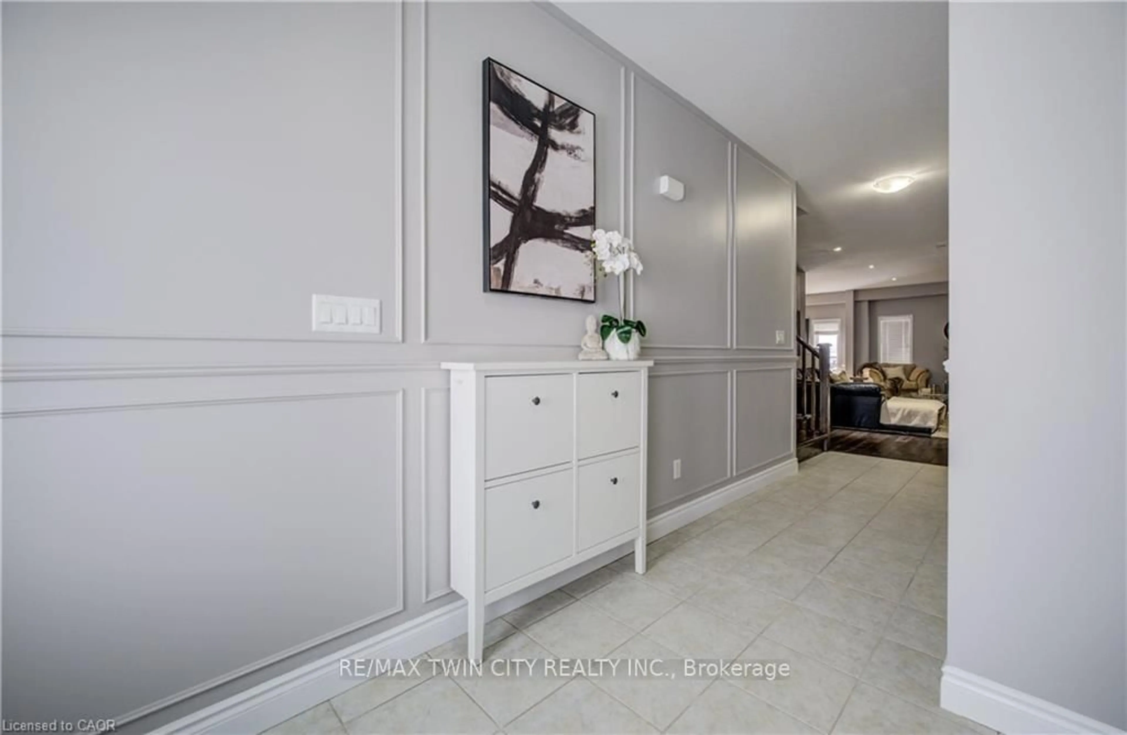 Indoor entryway for 502 WOODBINE Ave, Kitchener Ontario N2R 0A6