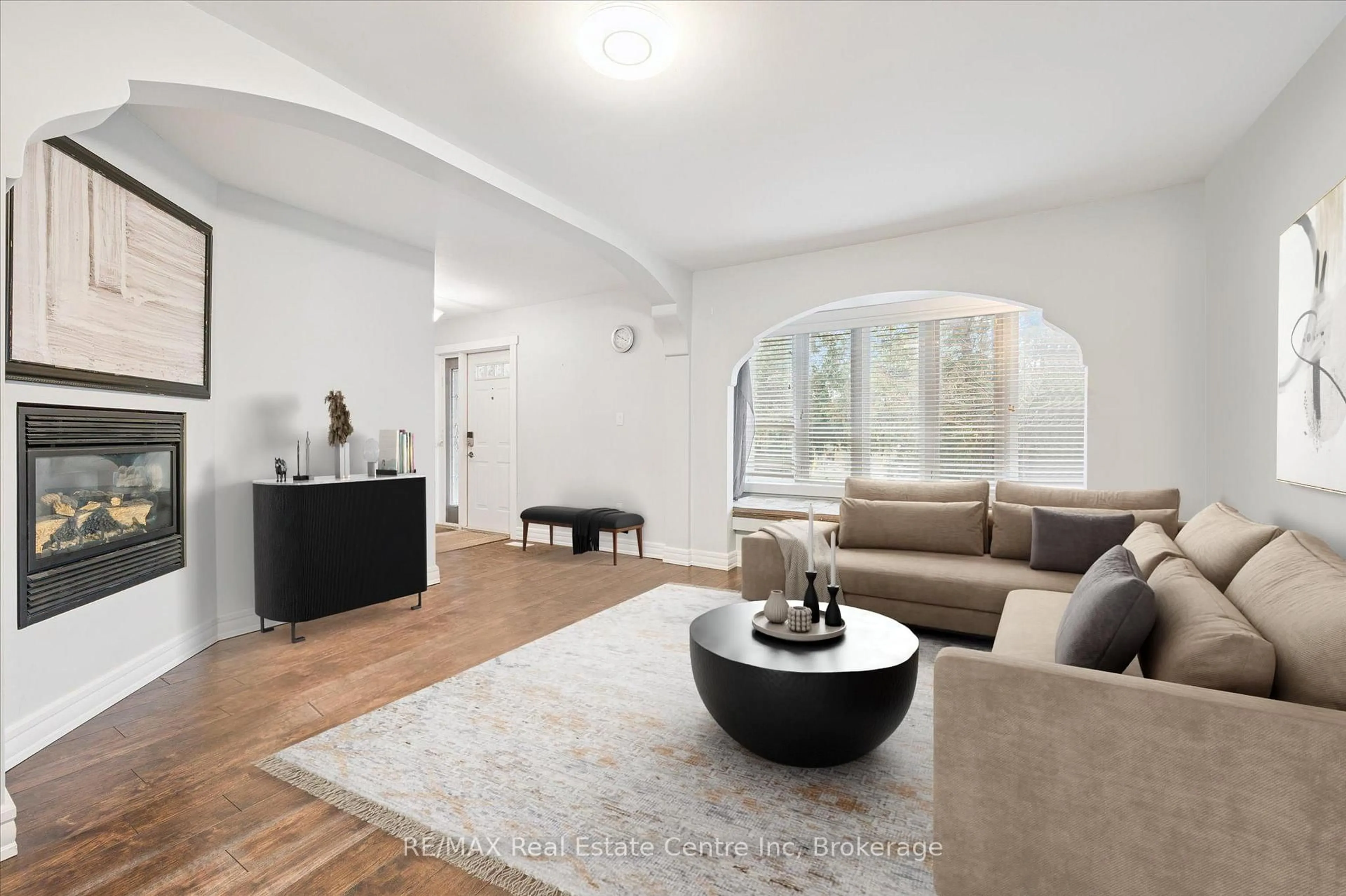 Living room with furniture, unknown for 500 WATSON Pkwy, Guelph Ontario N1L 0N9