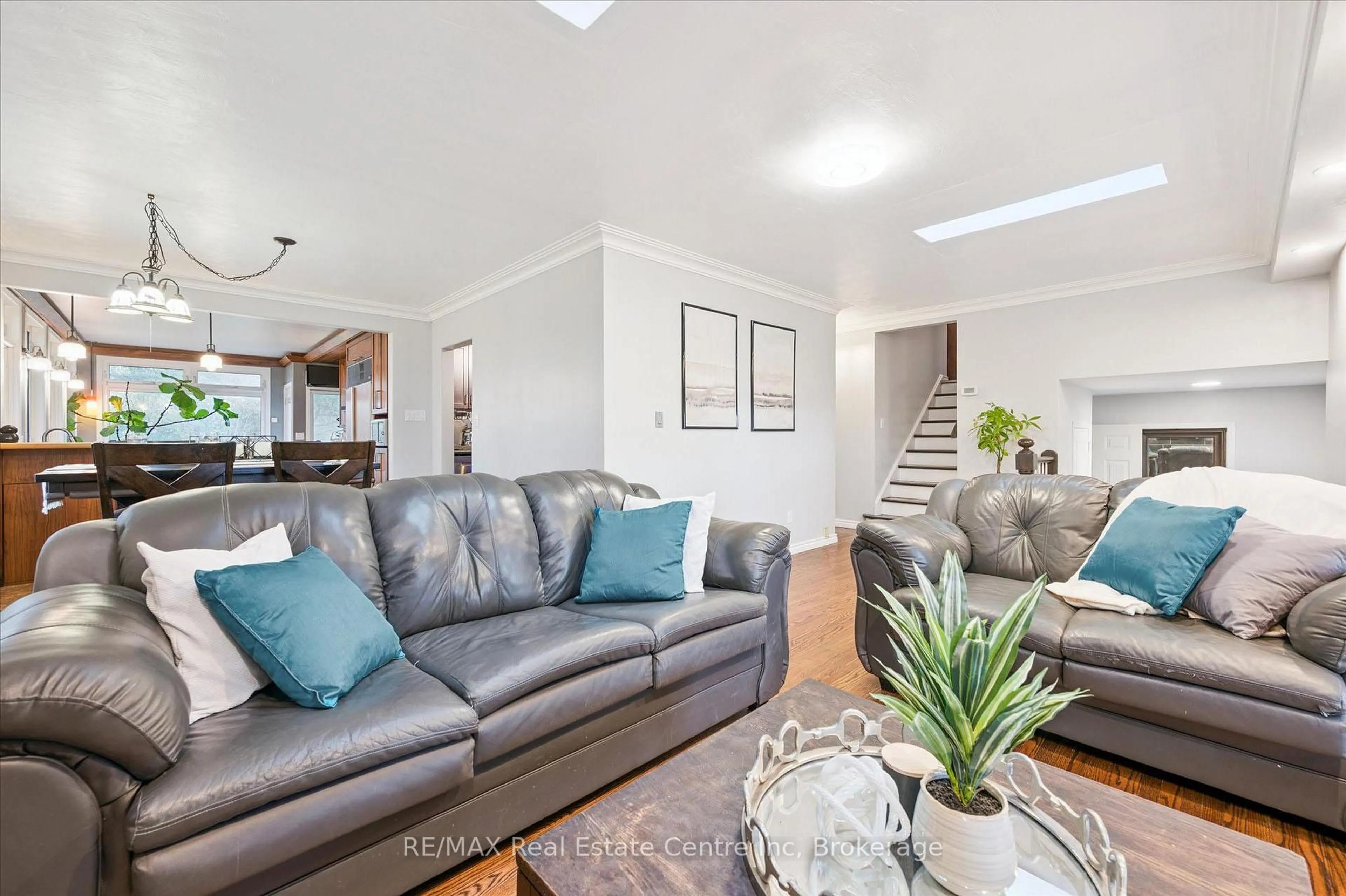 Living room with furniture, unknown for 500 WATSON Pkwy, Guelph Ontario N1L 0N9