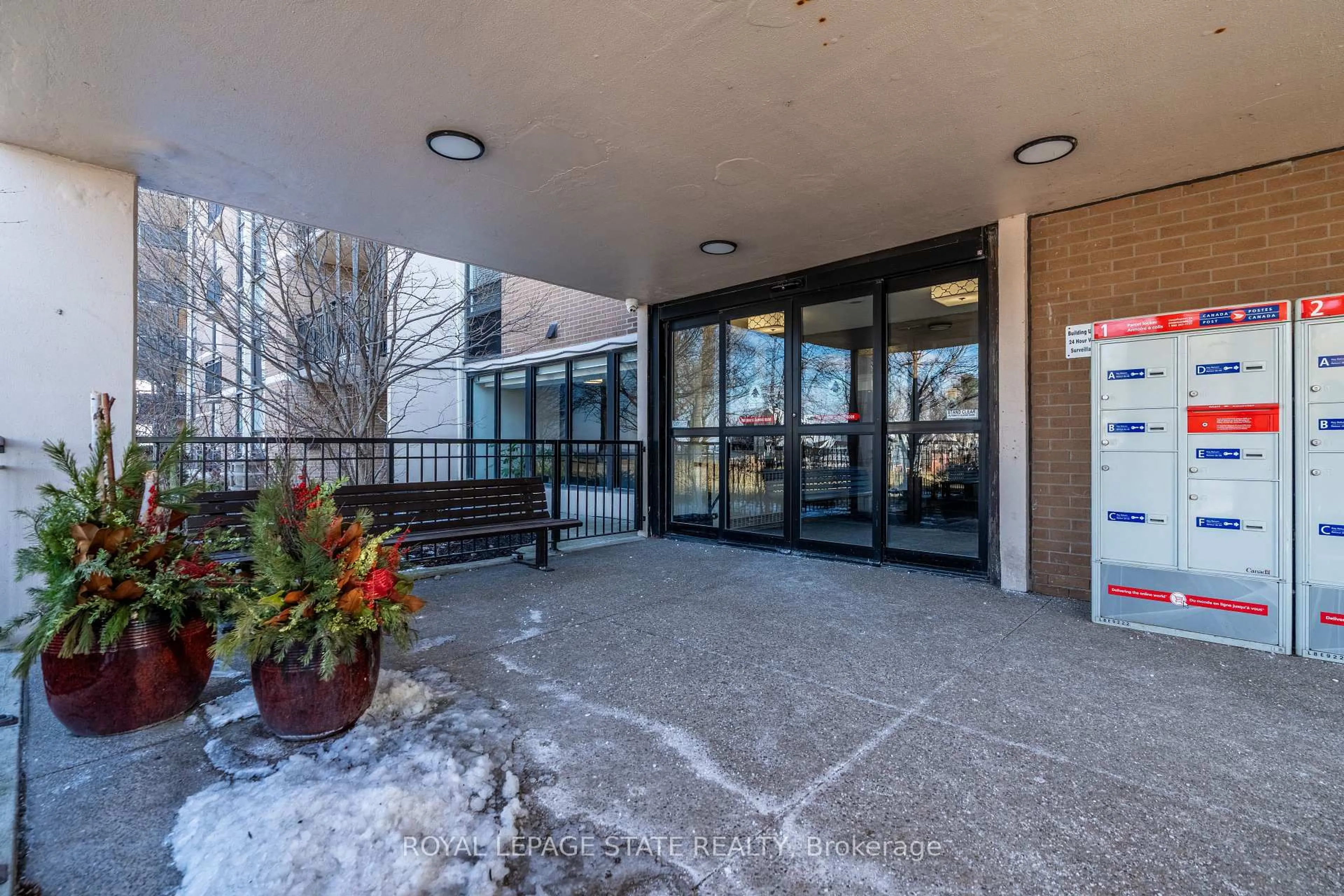 Indoor foyer for 500 Green Rd #1218, Hamilton Ontario L8E 3M6