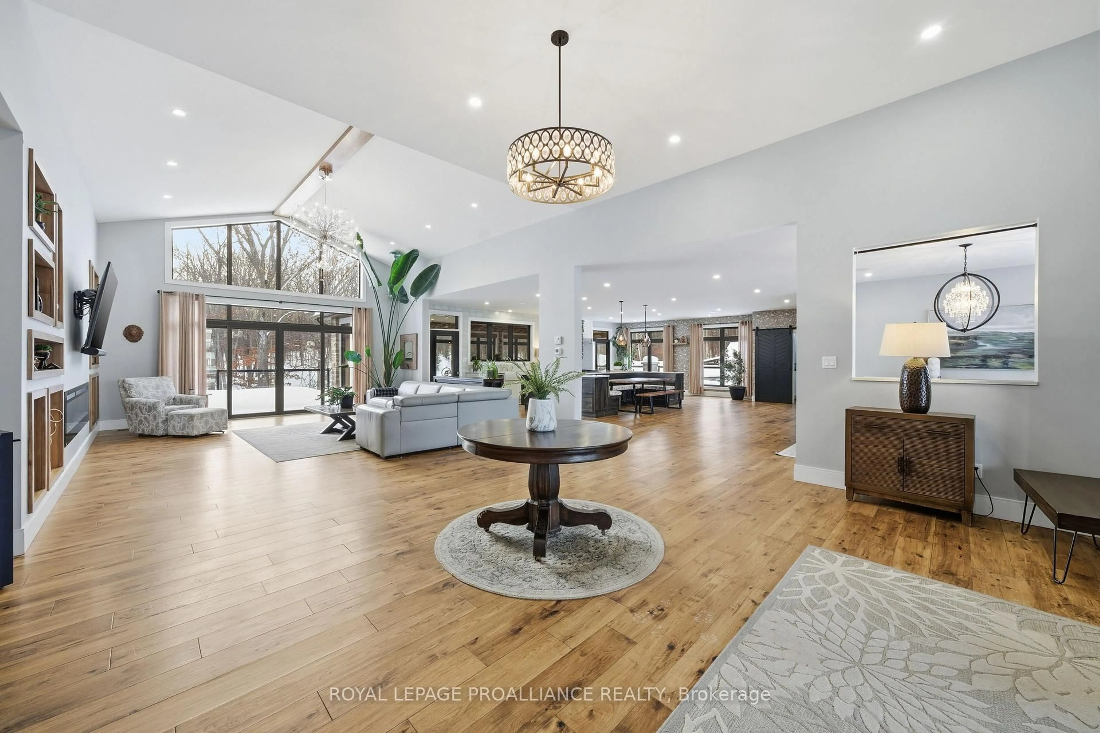 Indoor foyer for 1308 County Rd 40, Ingleside Ontario K8V 5P4