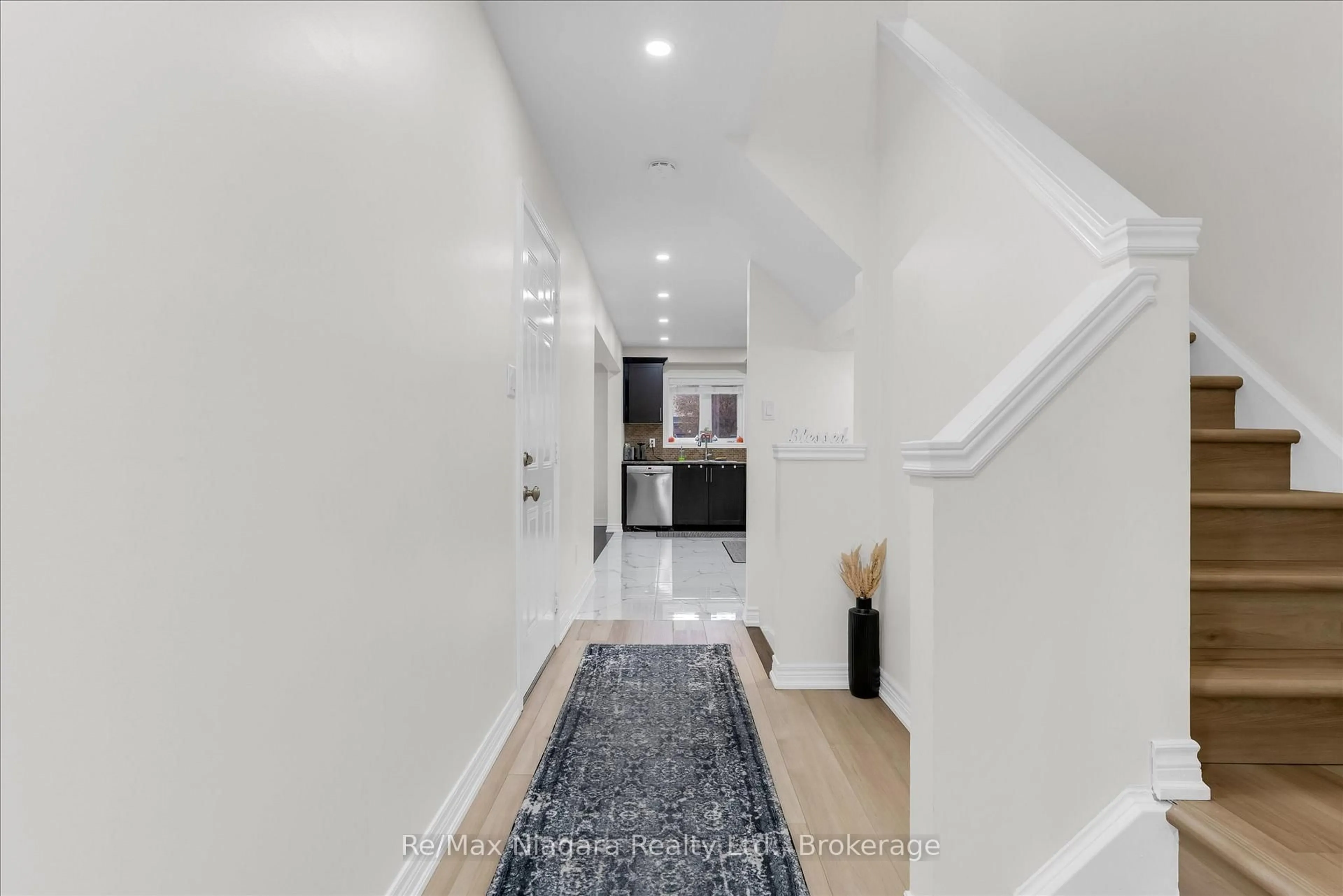 Indoor entryway for 10 Pumpkin Pass #6, Hamilton Ontario L0R 1C0