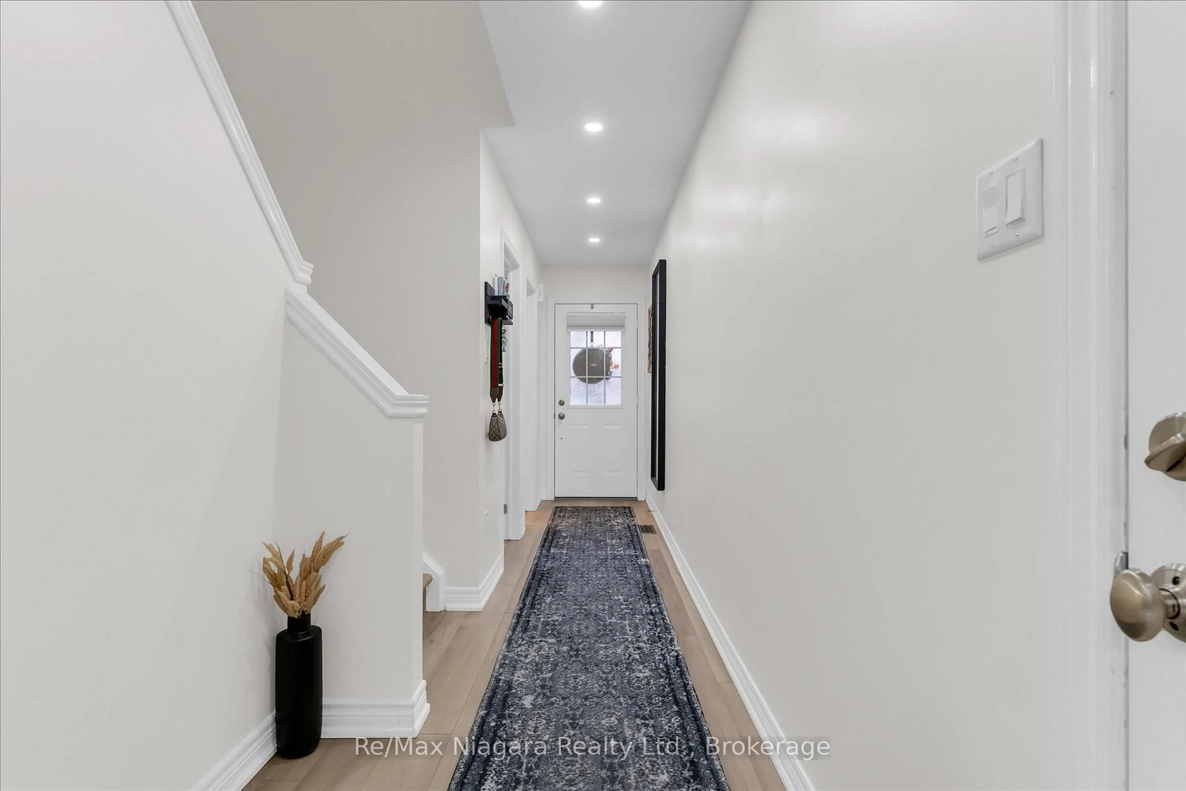 Indoor entryway for 10 Pumpkin Pass #6, Hamilton Ontario L0R 1C0