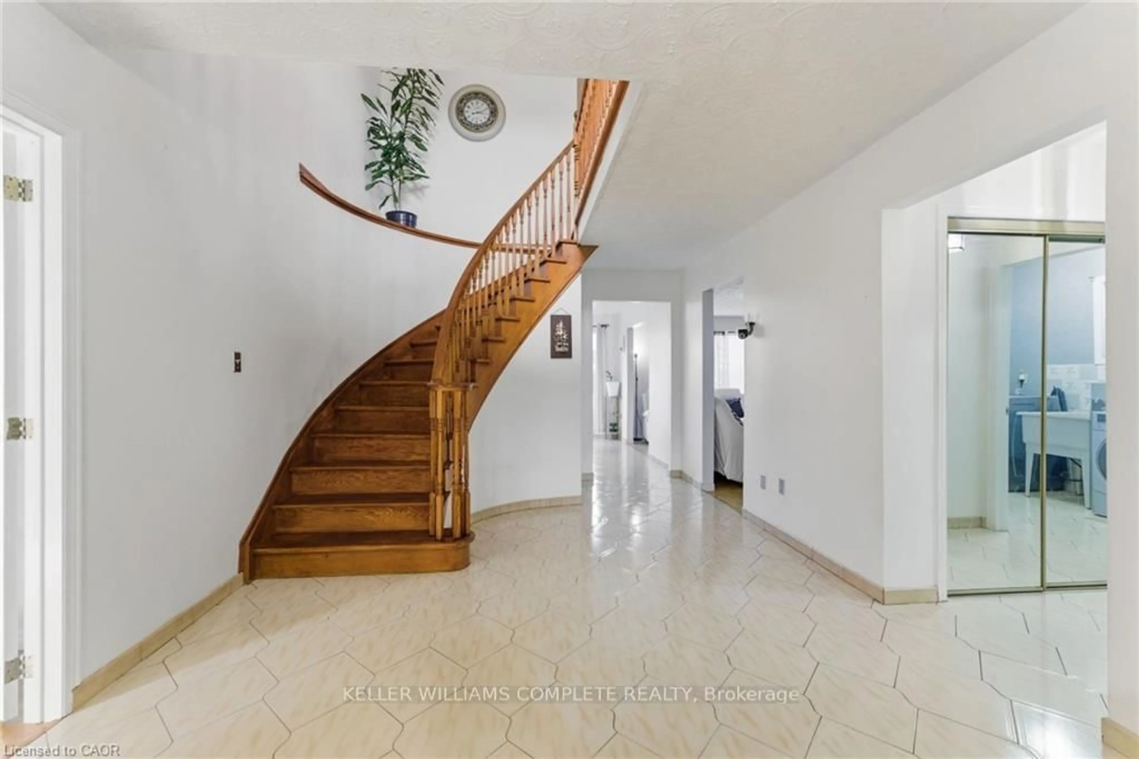 Indoor foyer for 2 MORNINGSTAR Crt, Hamilton Ontario L8W 3E1