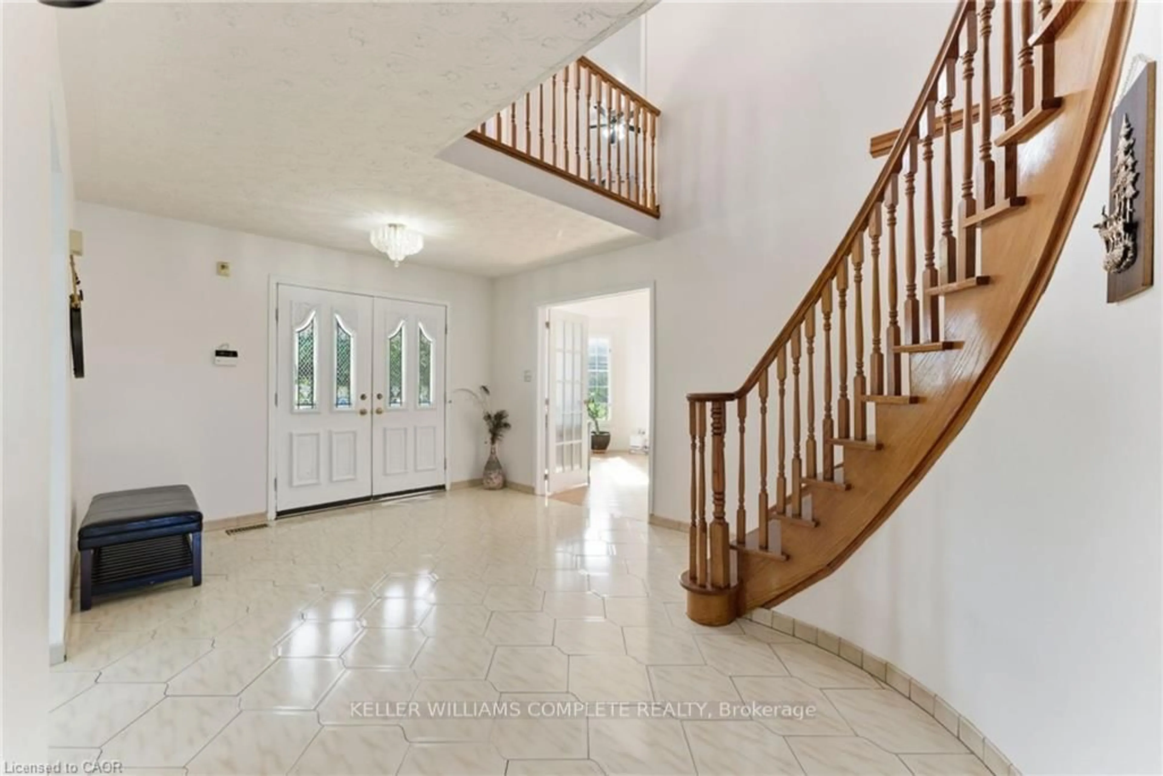 Indoor foyer for 2 MORNINGSTAR Crt, Hamilton Ontario L8W 3E1