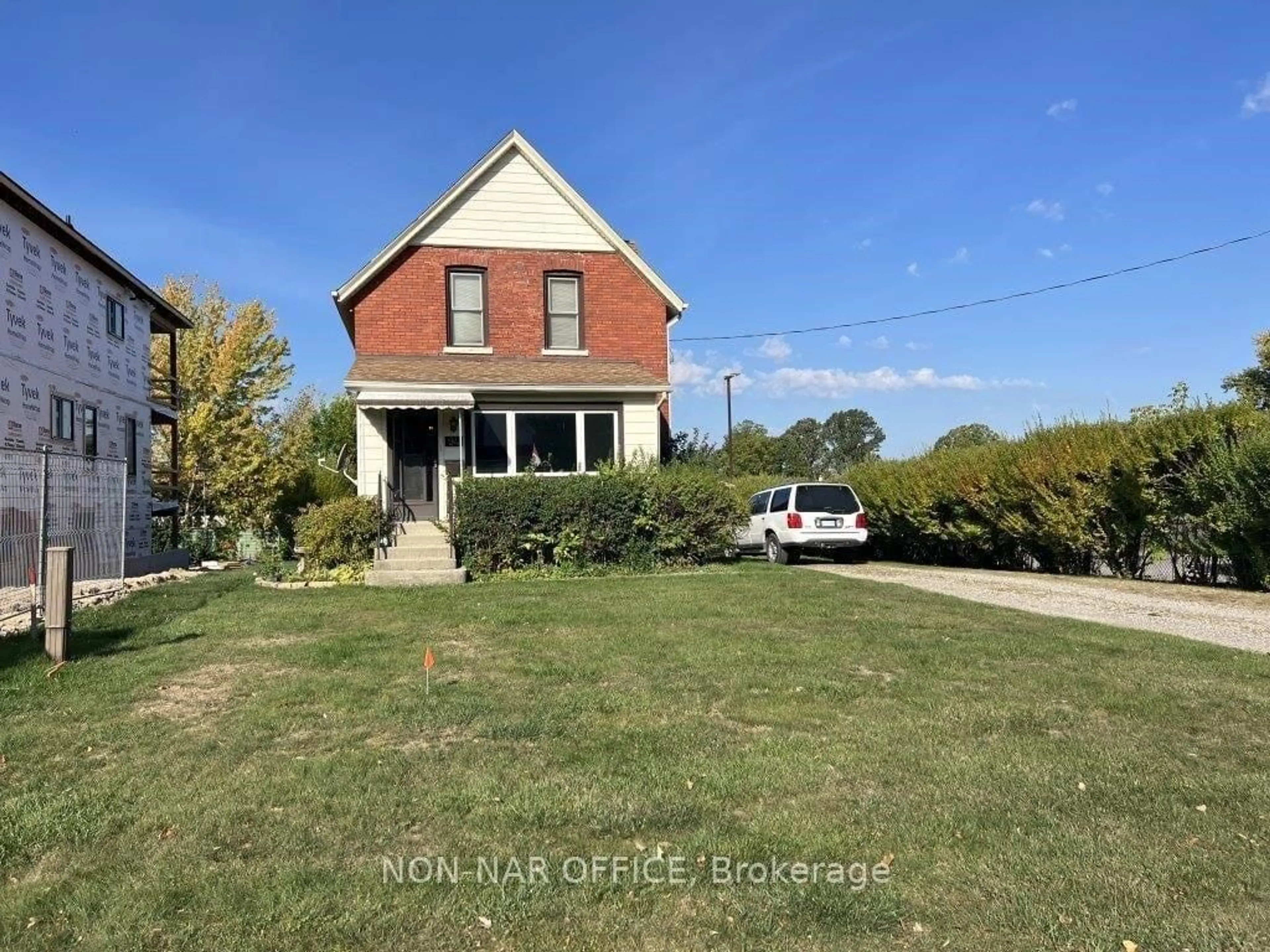 A pic from outside/outdoor area/front of a property/back of a property/a pic from drone, street for 94 Park Ave, St. Thomas Ontario N5R 4W1