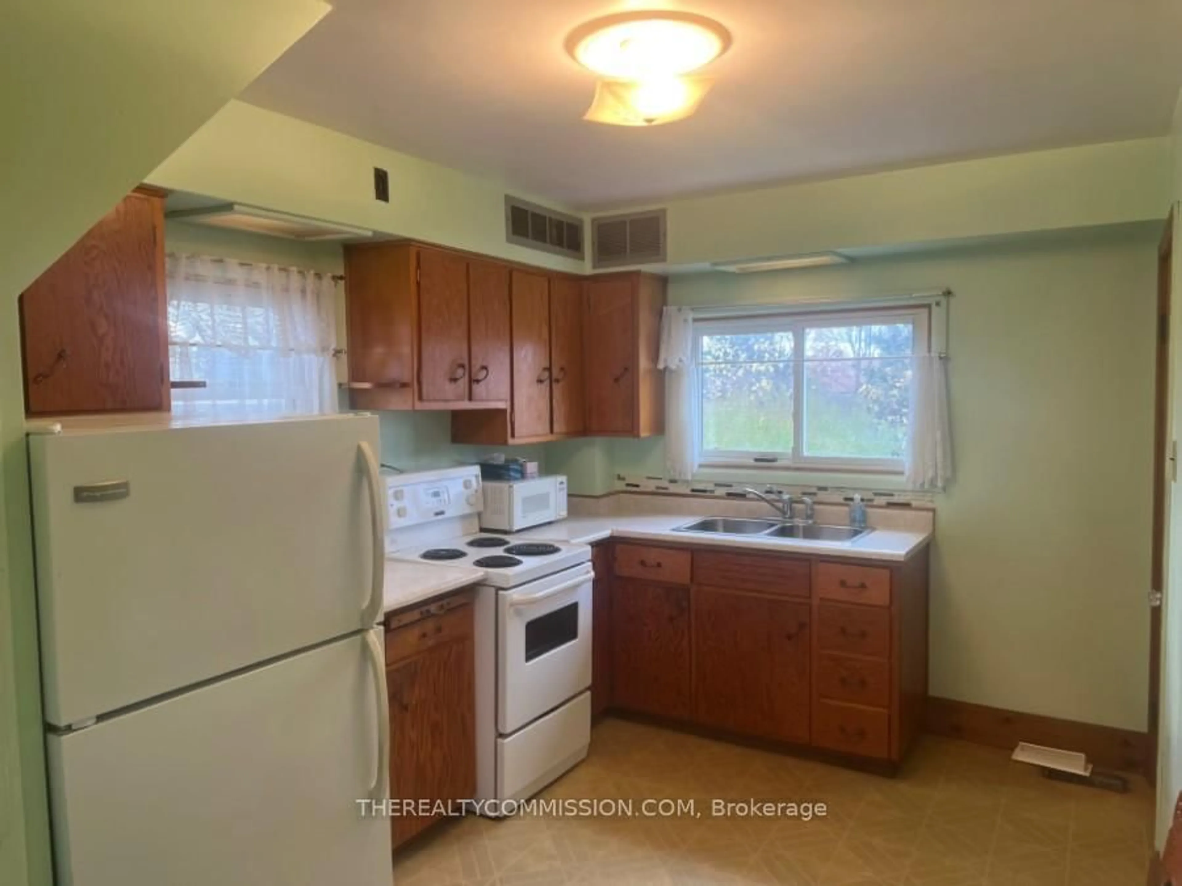 Standard kitchen, unknown for 94 Park Ave, St. Thomas Ontario N5R 4W1