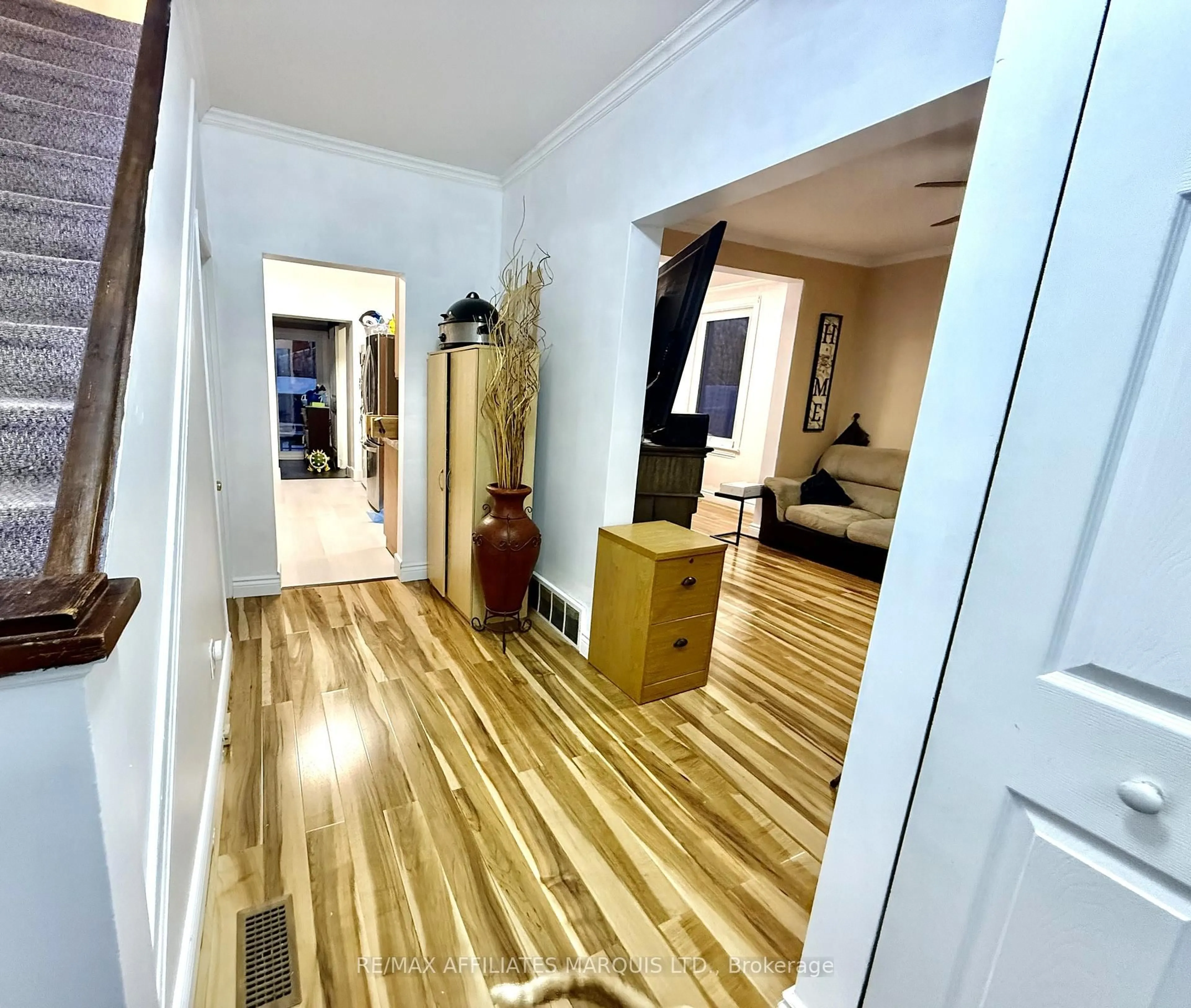 Indoor foyer for 336 Fifth St, Cornwall Ontario K6H 2M1