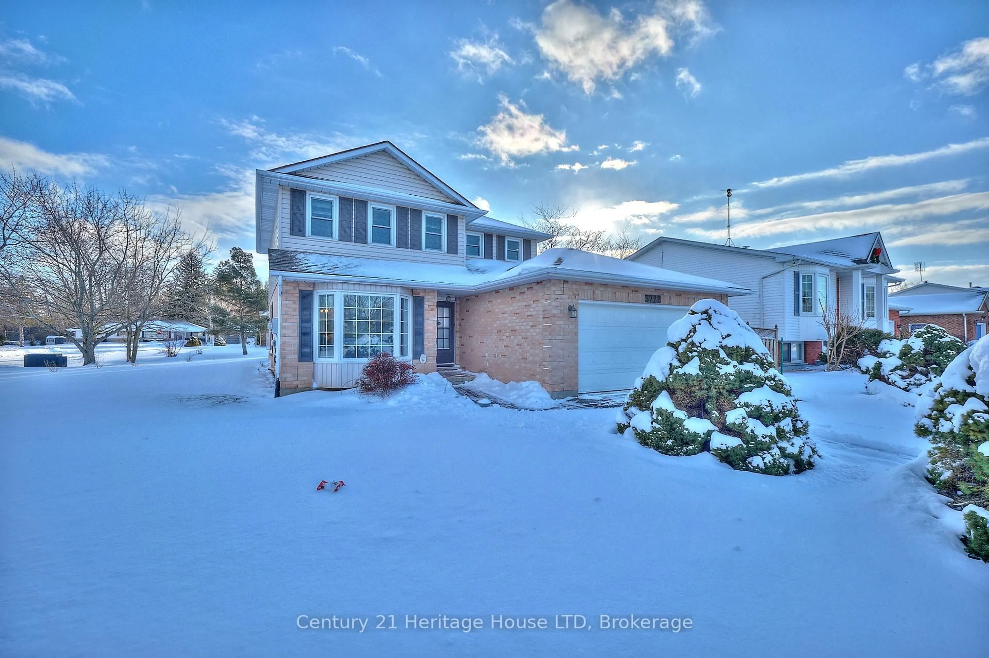 A pic from outside/outdoor area/front of a property/back of a property/a pic from drone, street for 3722 Sussex Lane, Fort Erie Ontario L0S 1S0