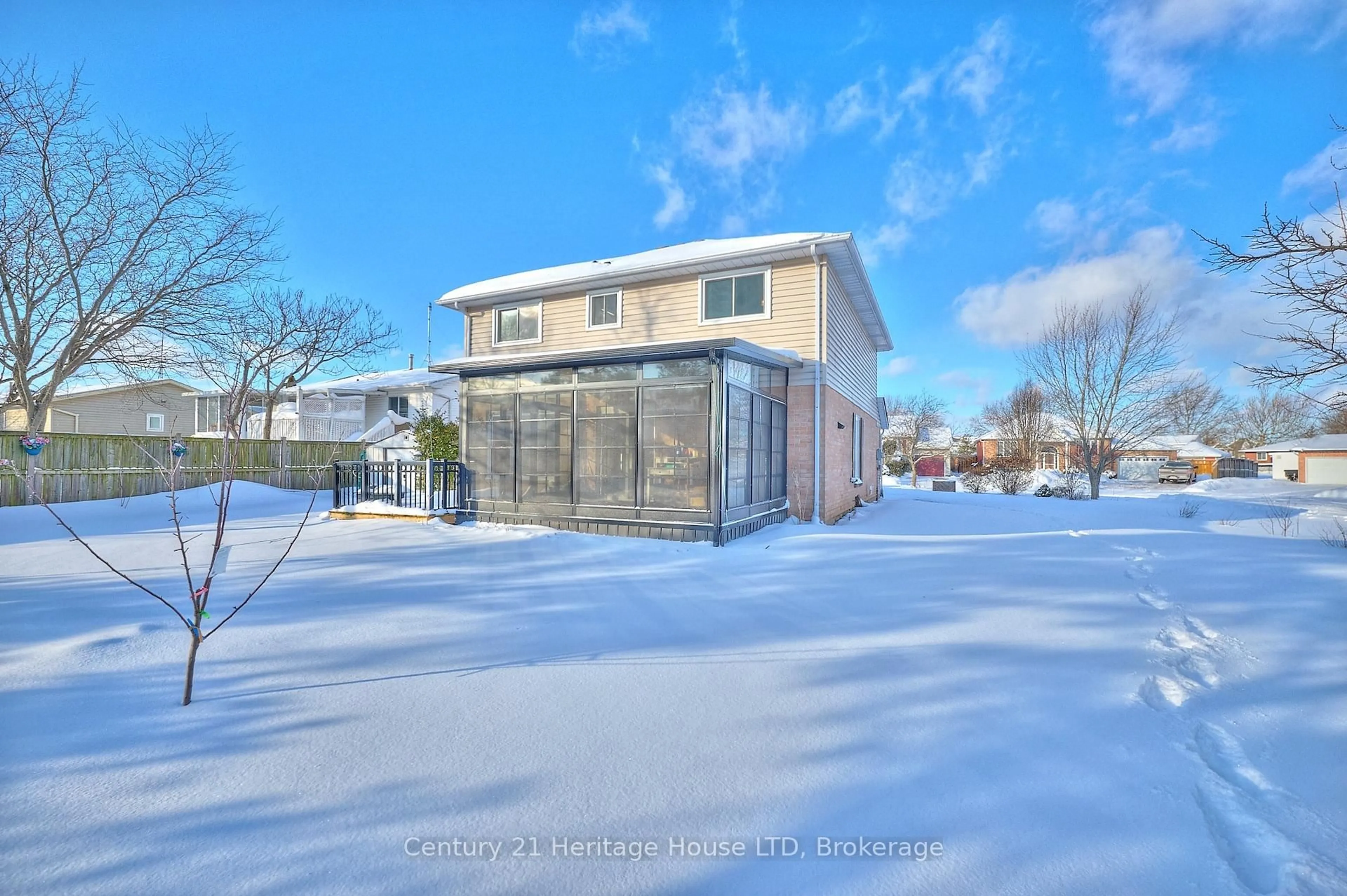A pic from outside/outdoor area/front of a property/back of a property/a pic from drone, unknown for 3722 Sussex Lane, Fort Erie Ontario L0S 1S0