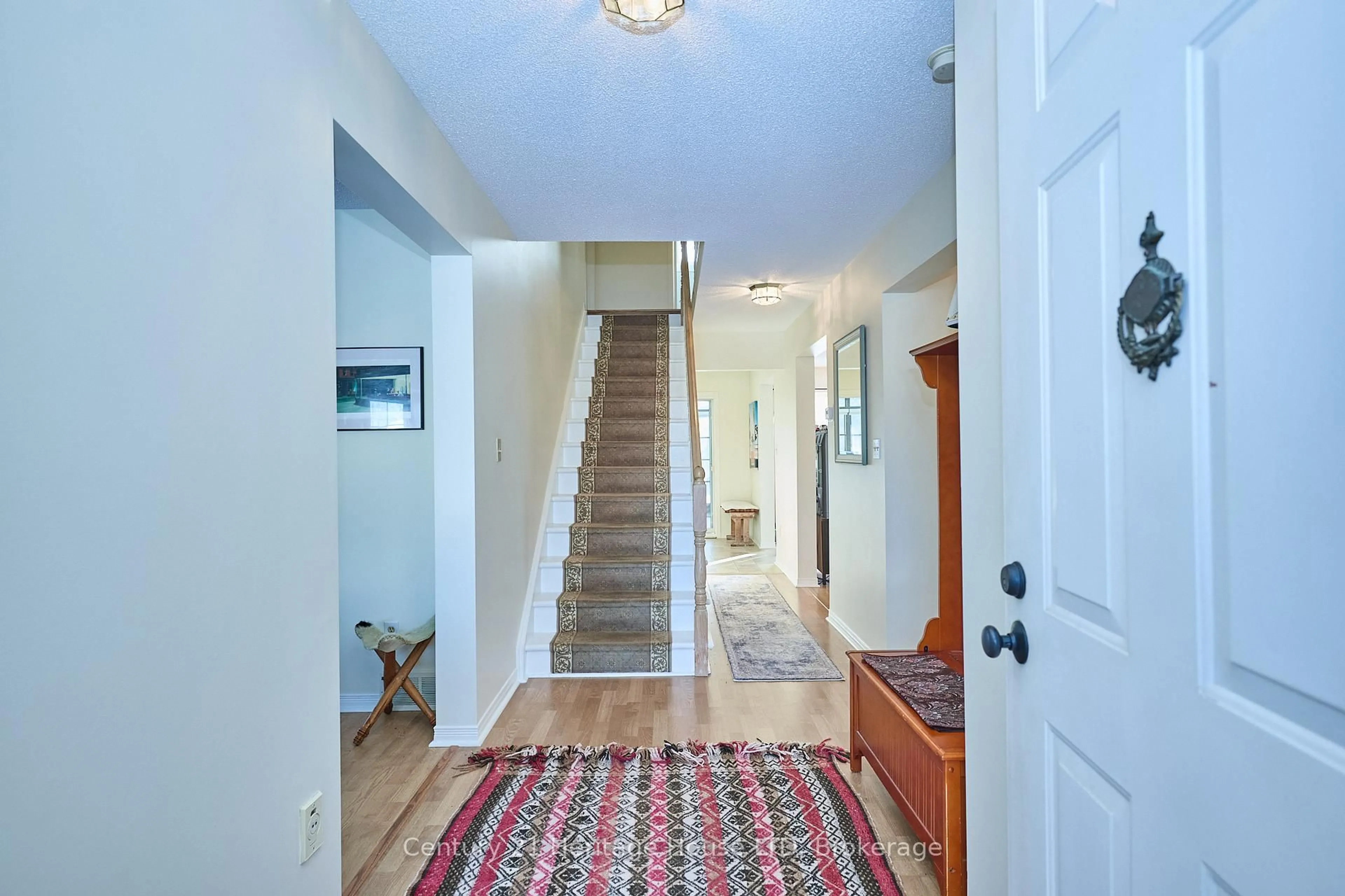 Indoor foyer for 3722 Sussex Lane, Fort Erie Ontario L0S 1S0