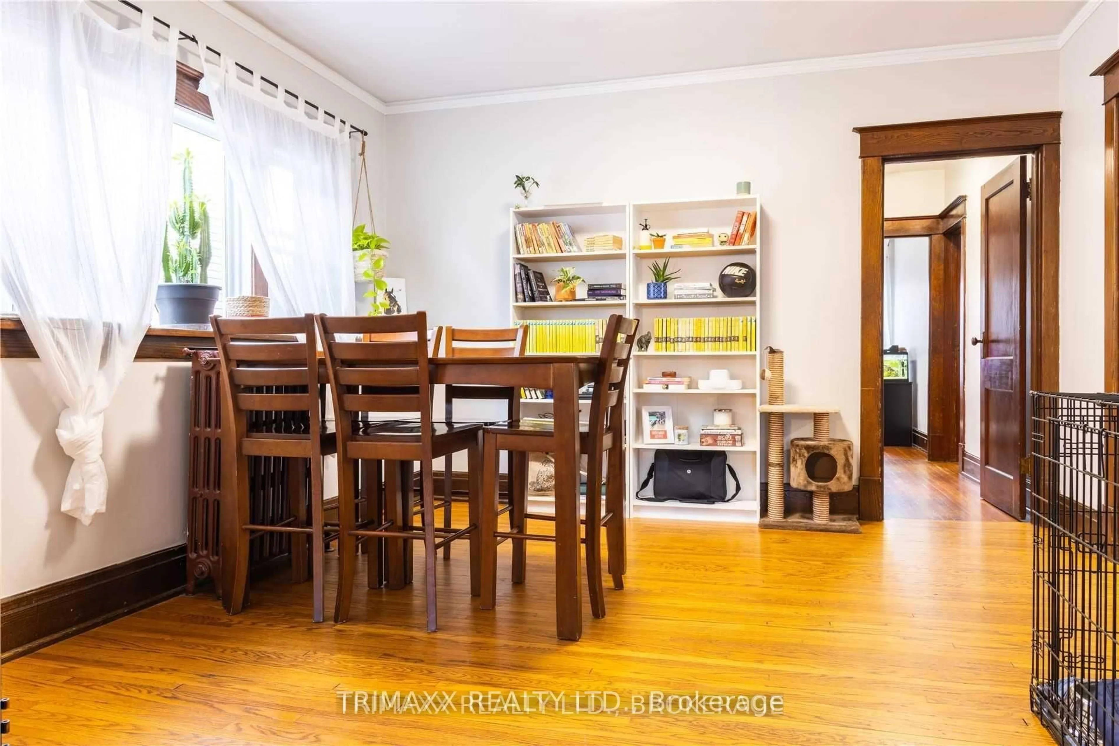 Dining room, wood/laminate floor for 43 Dacotah St, St. Catharines Ontario L2R 1Z6