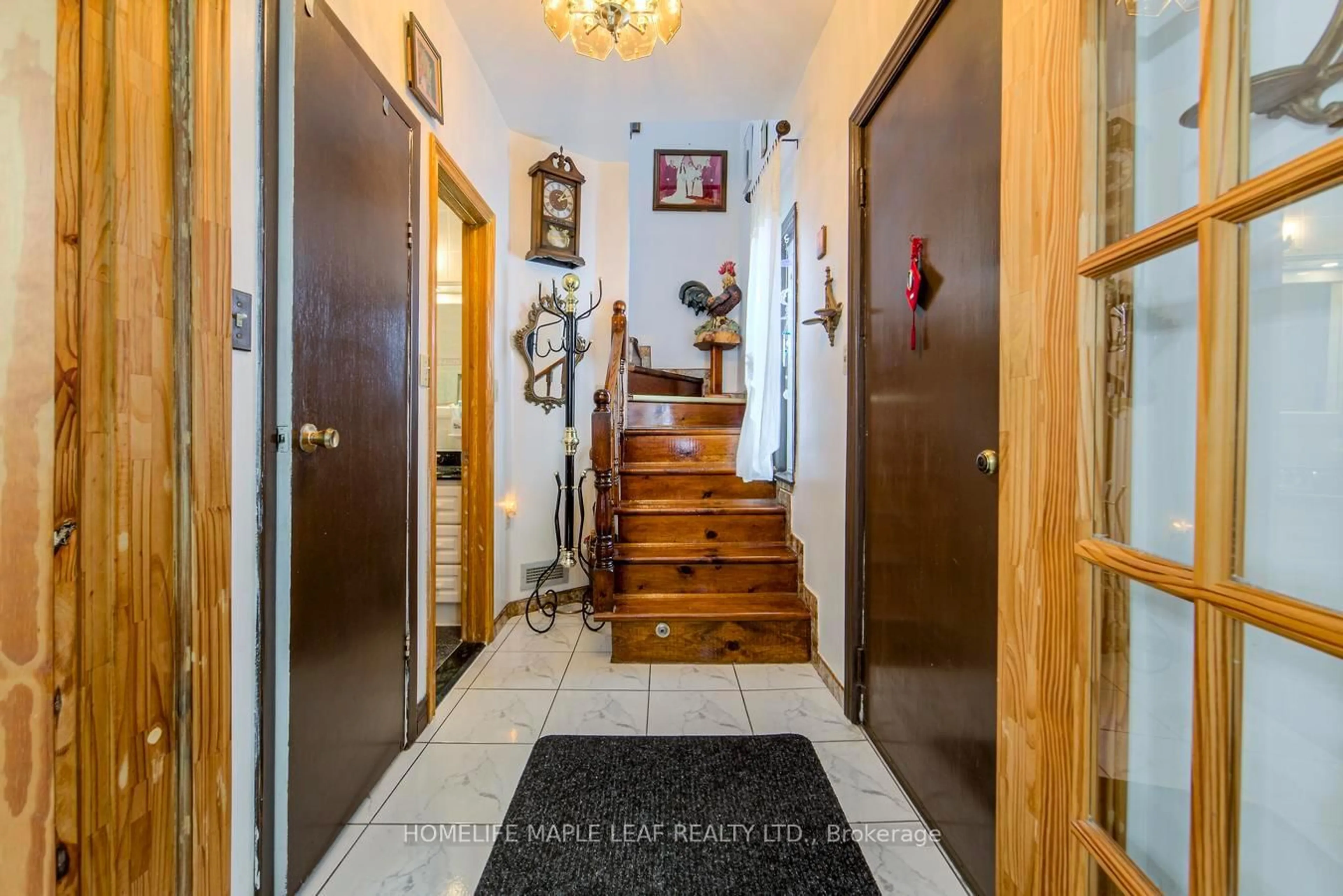Indoor foyer for 423365 25 Sdrd, Amaranth Ontario L9V 1M3