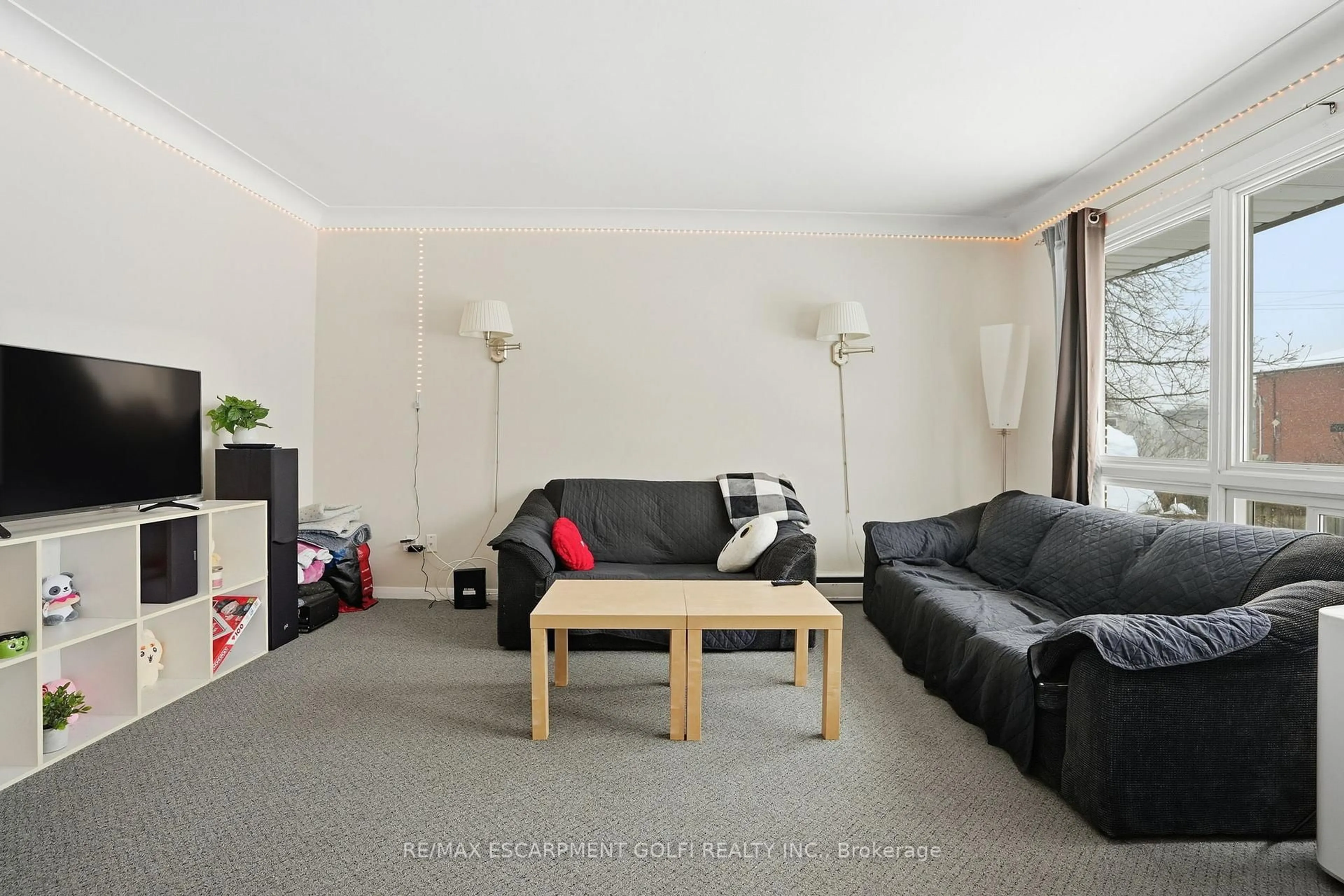 Living room with furniture, carpet floor for 2 Vera St, St. Catharines Ontario L2S 1C4