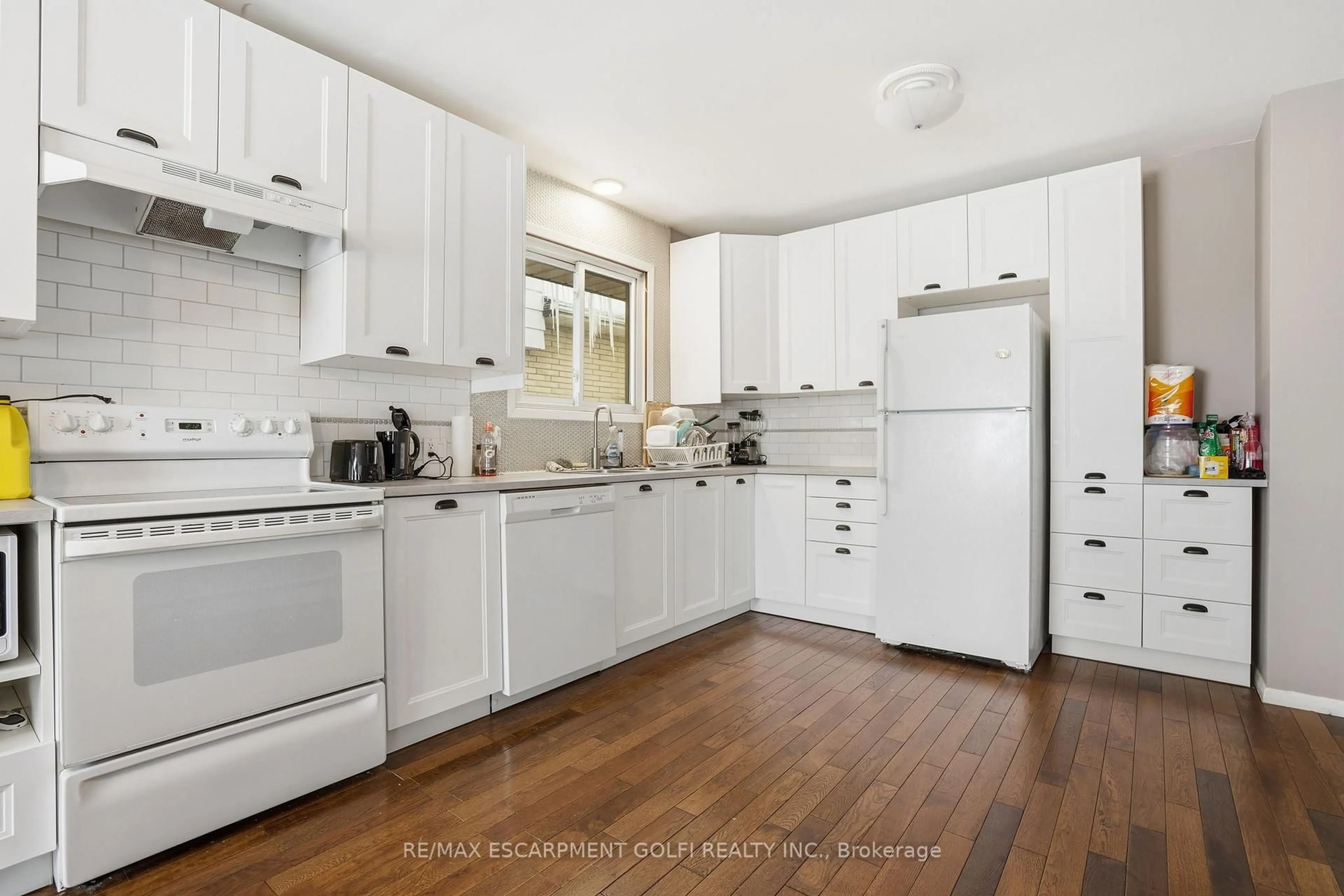 Standard kitchen, unknown for 2 Vera St, St. Catharines Ontario L2S 1C4